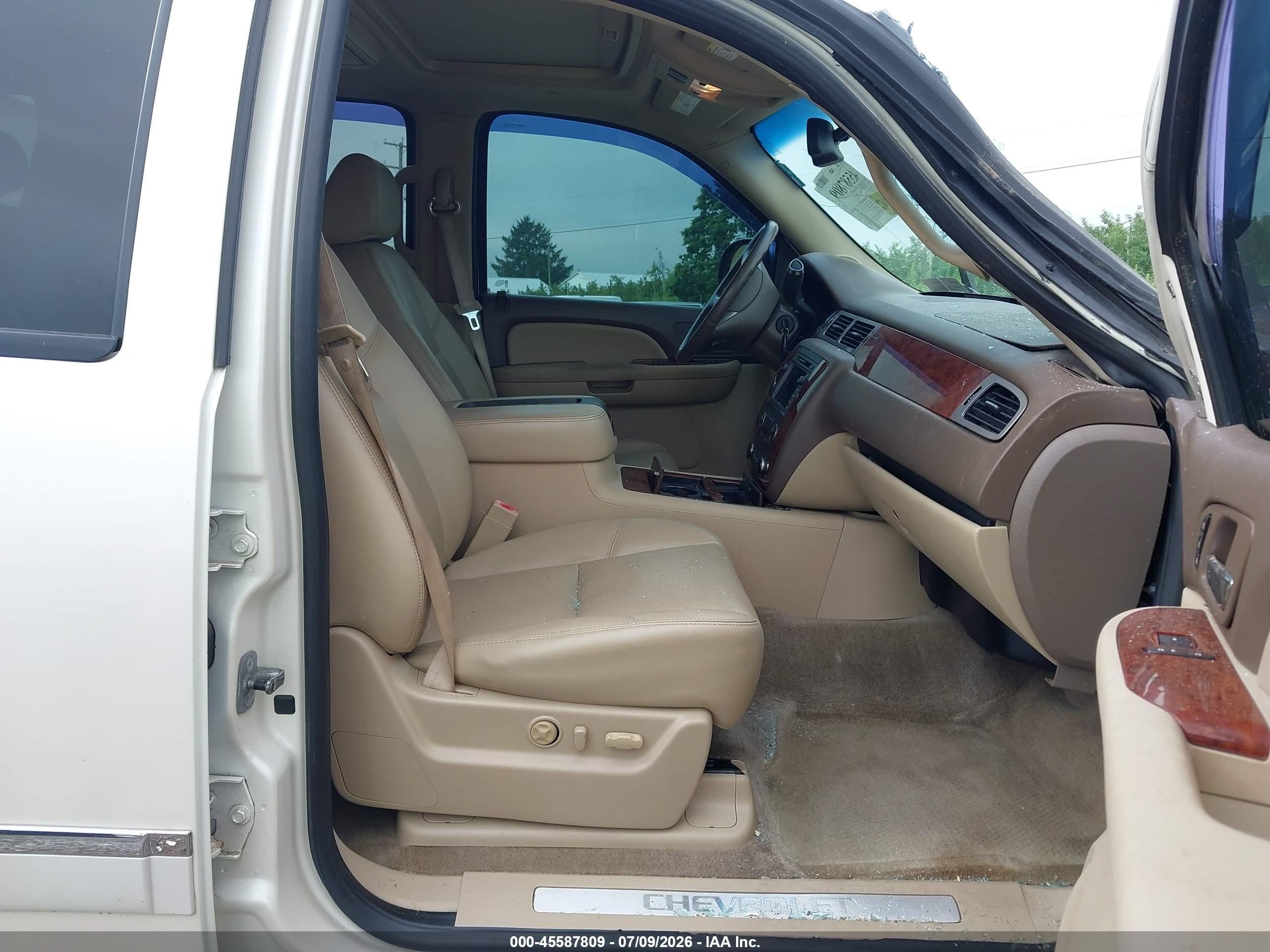 2009 Chevrolet Tahoe Ltz White vin: 1GNFK33079R257352