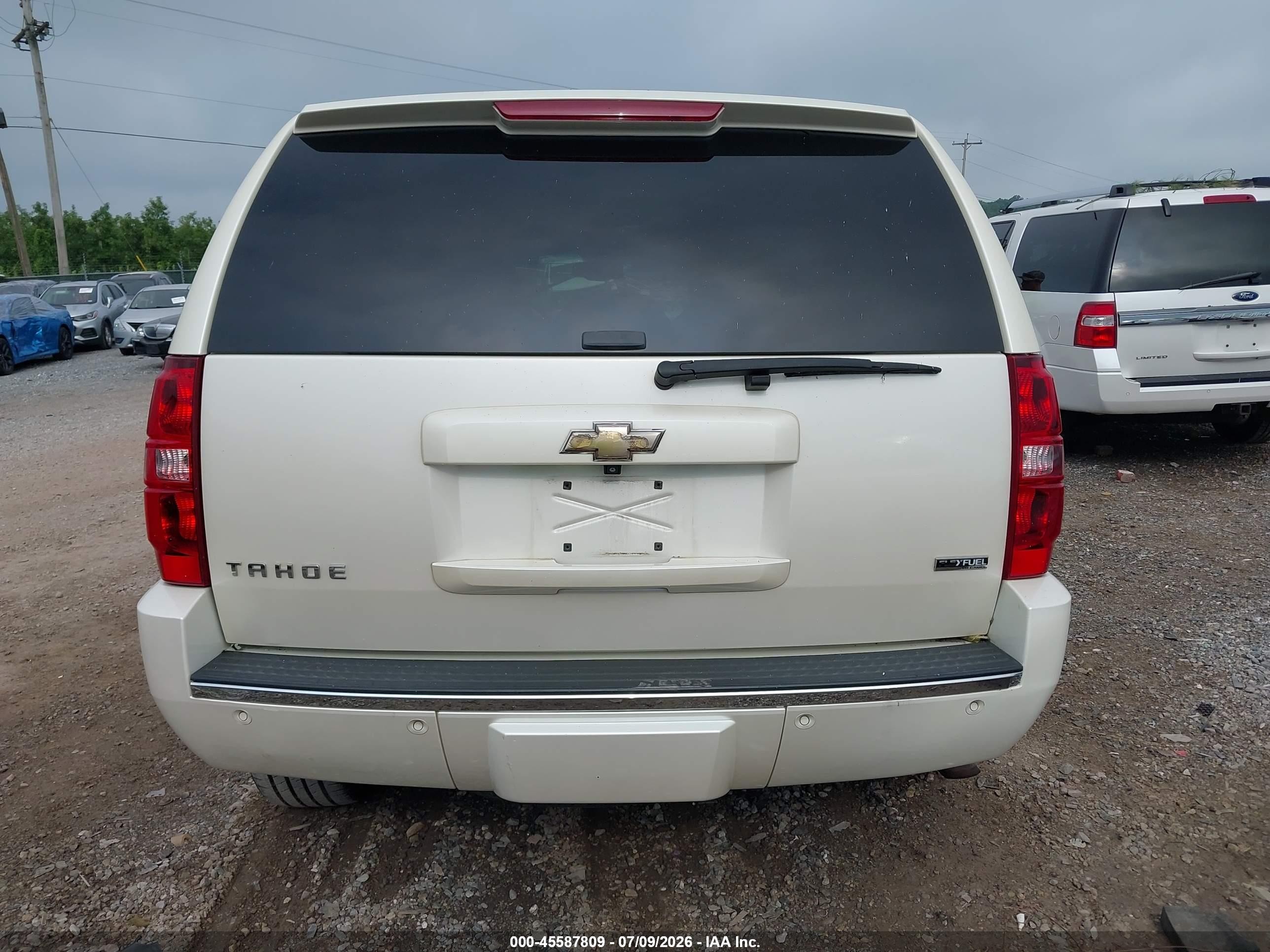 2009 Chevrolet Tahoe Ltz White vin: 1GNFK33079R257352