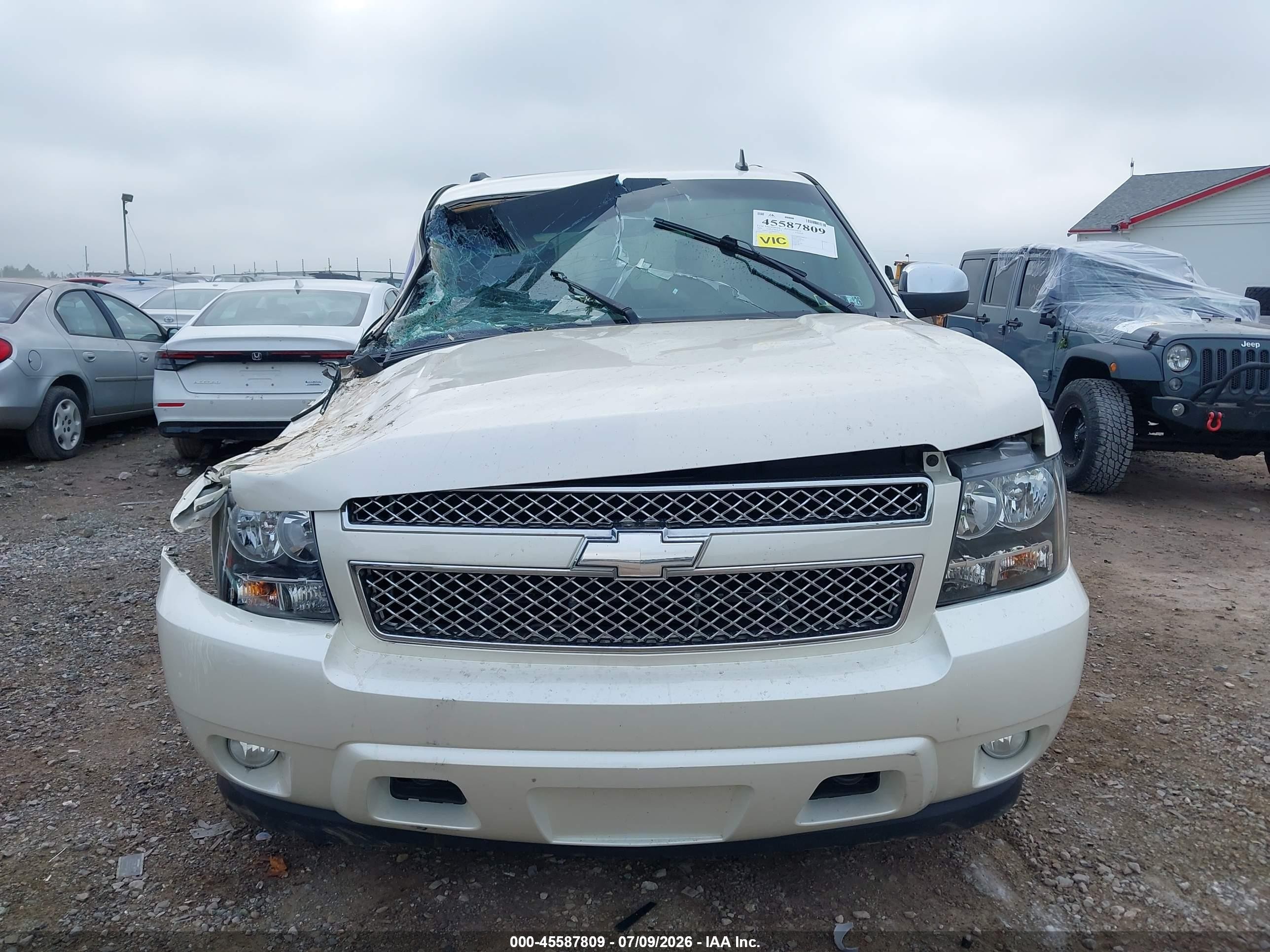 2009 Chevrolet Tahoe Ltz White vin: 1GNFK33079R257352