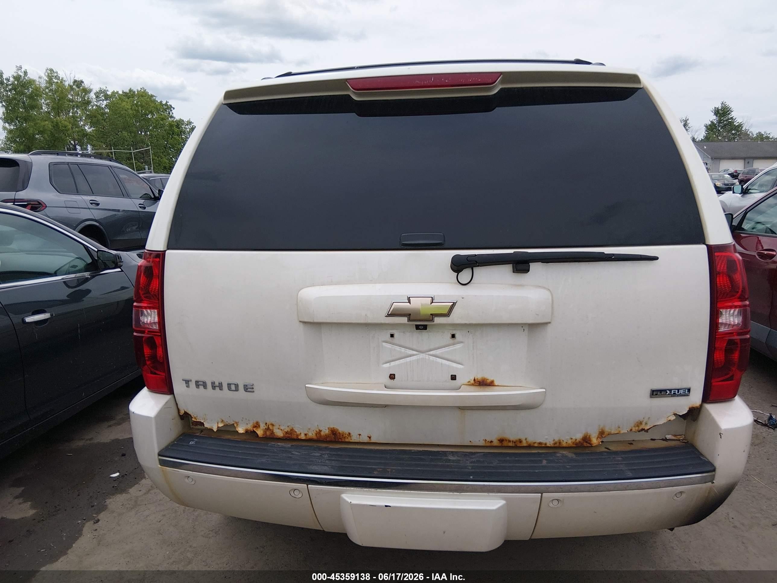 2009 Chevrolet Tahoe Ltz White vin: 1GNFK33079R281604