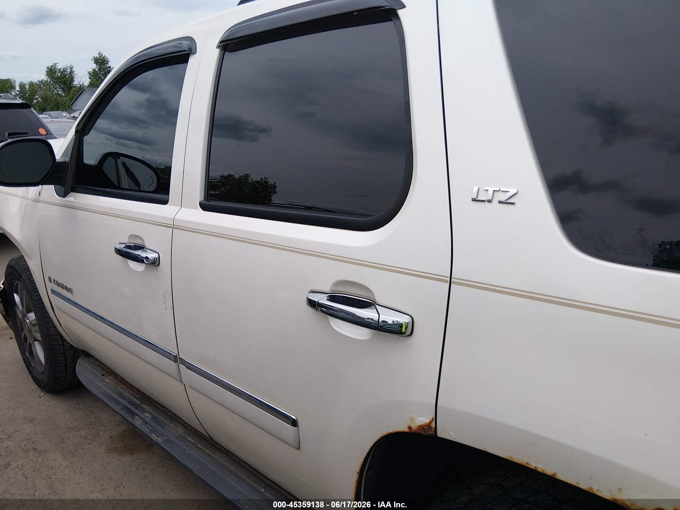 2009 Chevrolet Tahoe Ltz White vin: 1GNFK33079R281604