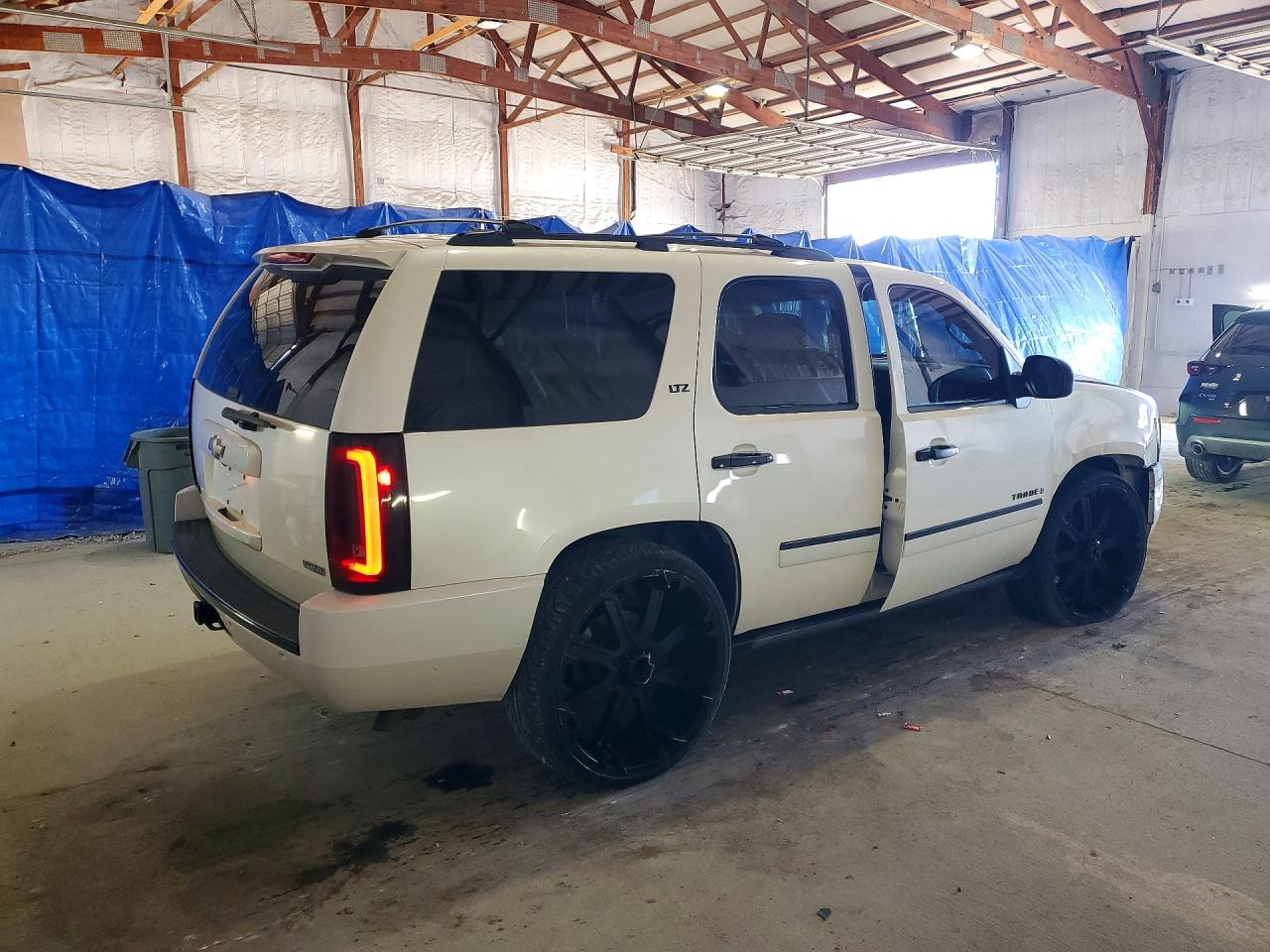 2009 Chevrolet Tahoe K1500 Ltz White vin: 1GNFK33089R217510