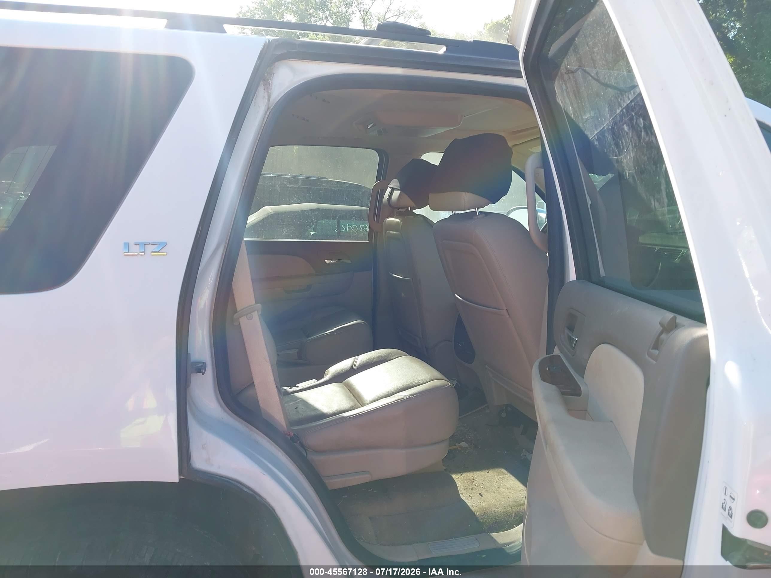 2009 Chevrolet Tahoe Ltz White vin: 1GNFK33099R214213
