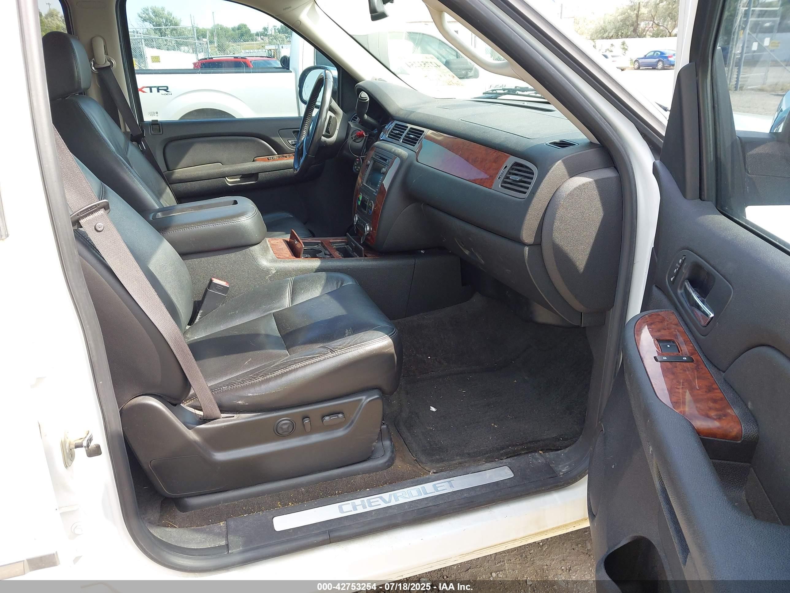 2009 Chevrolet Suburban 1500 Ltz White vin: 1GNFK36359J124237