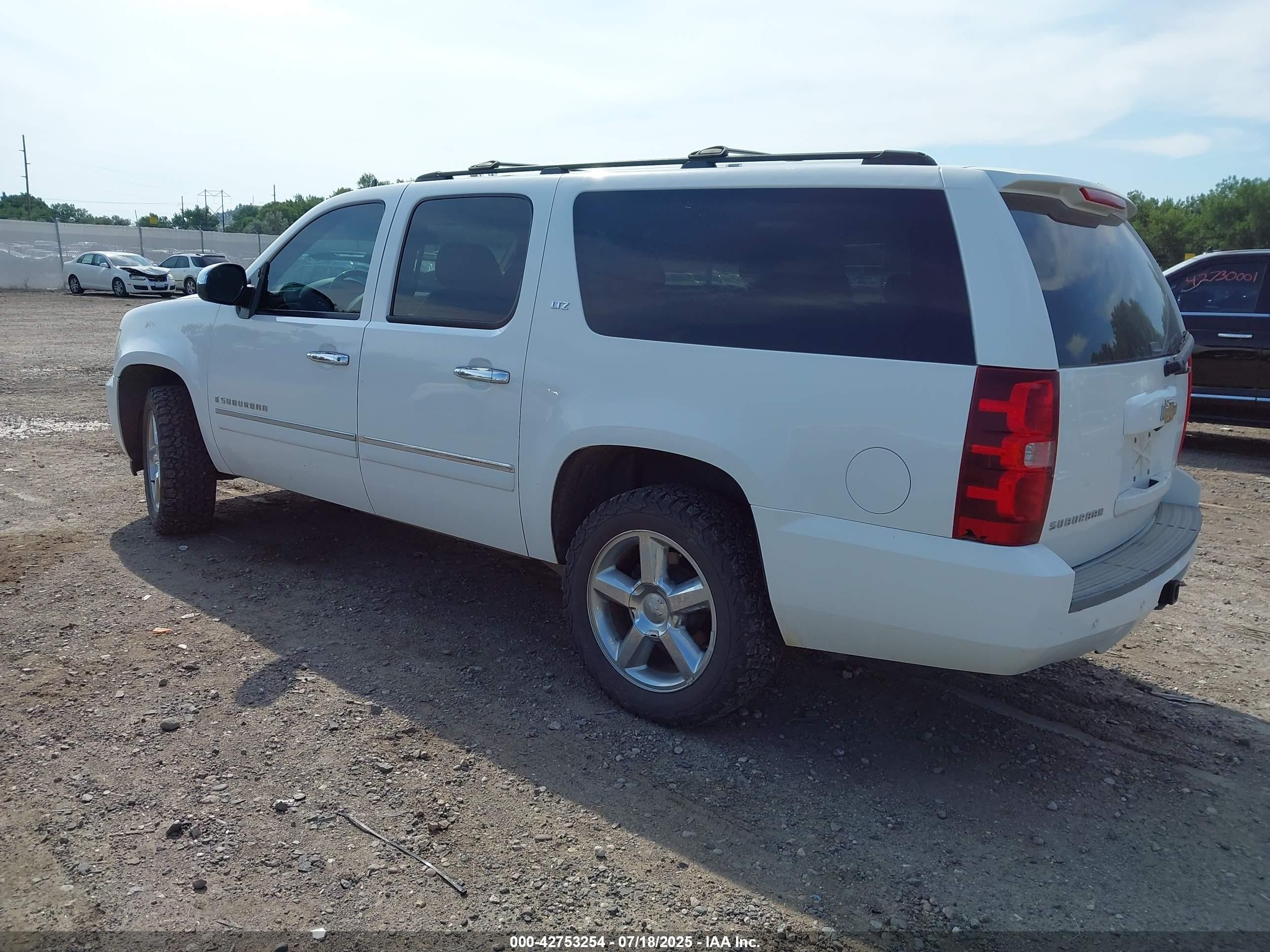 2009 Chevrolet Suburban 1500 Ltz White vin: 1GNFK36359J124237