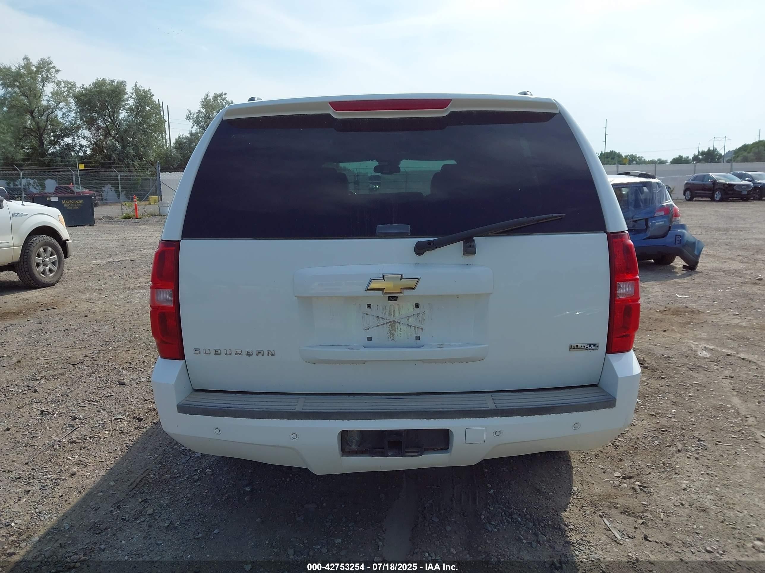 2009 Chevrolet Suburban 1500 Ltz White vin: 1GNFK36359J124237