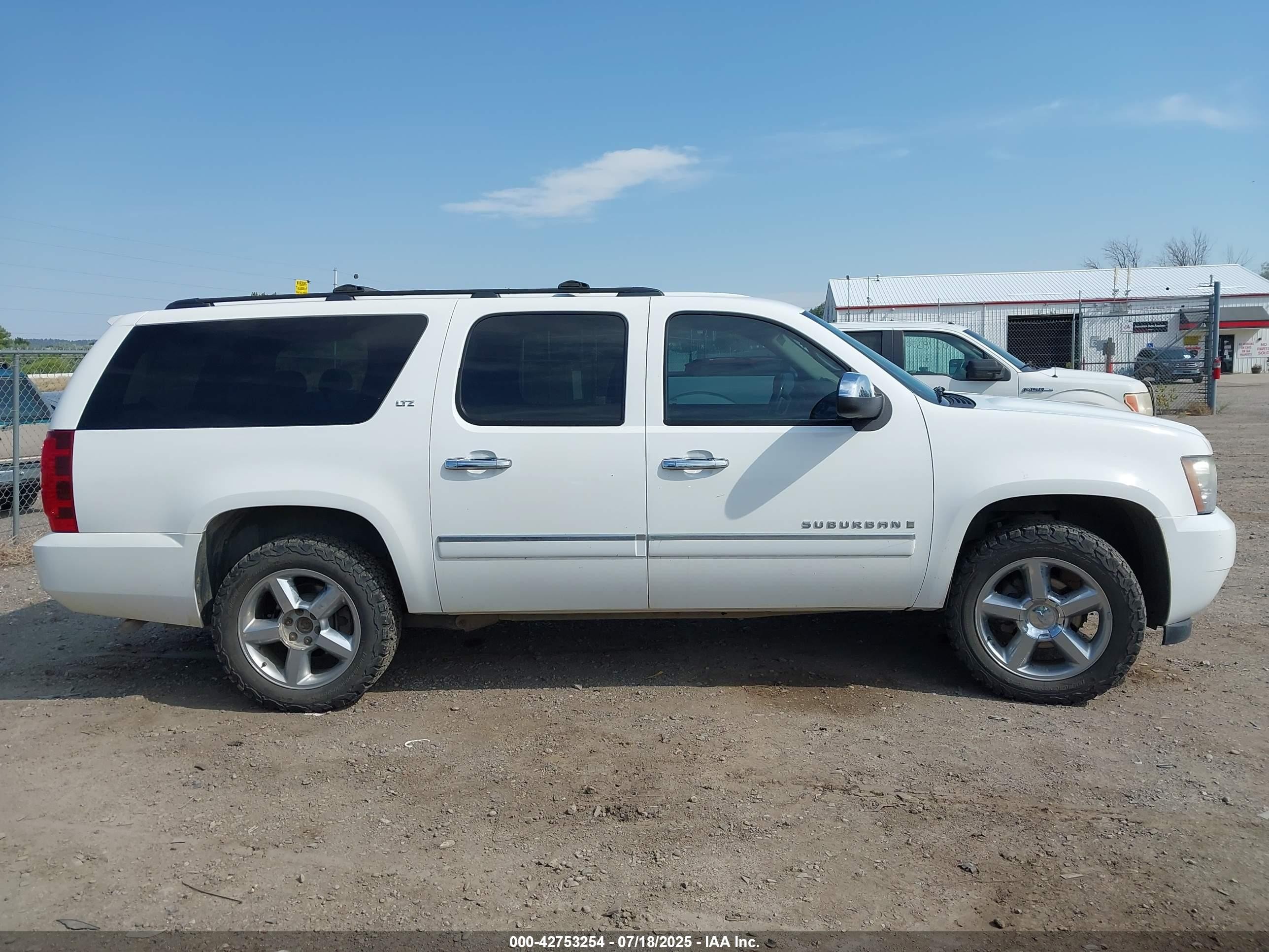 2009 Chevrolet Suburban 1500 Ltz White vin: 1GNFK36359J124237