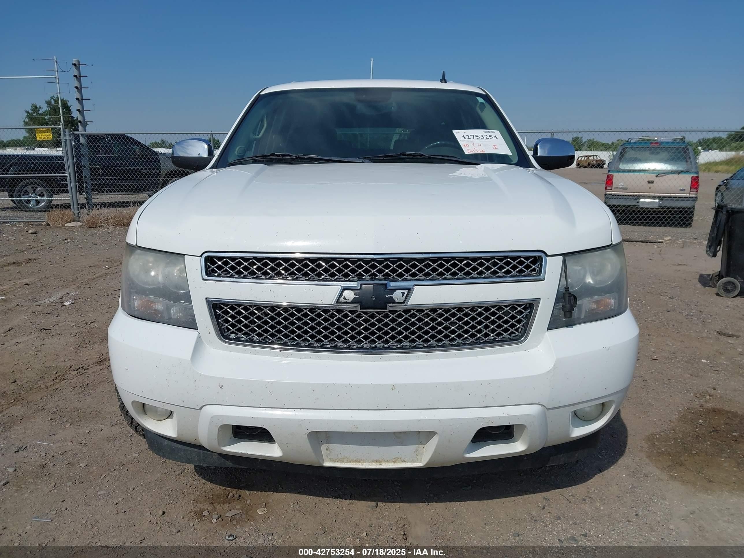 2009 Chevrolet Suburban 1500 Ltz White vin: 1GNFK36359J124237
