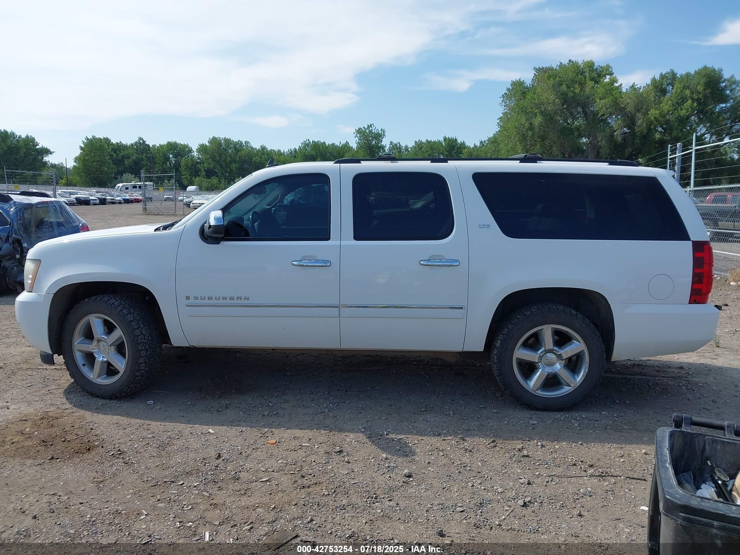 2009 Chevrolet Suburban 1500 Ltz White vin: 1GNFK36359J124237