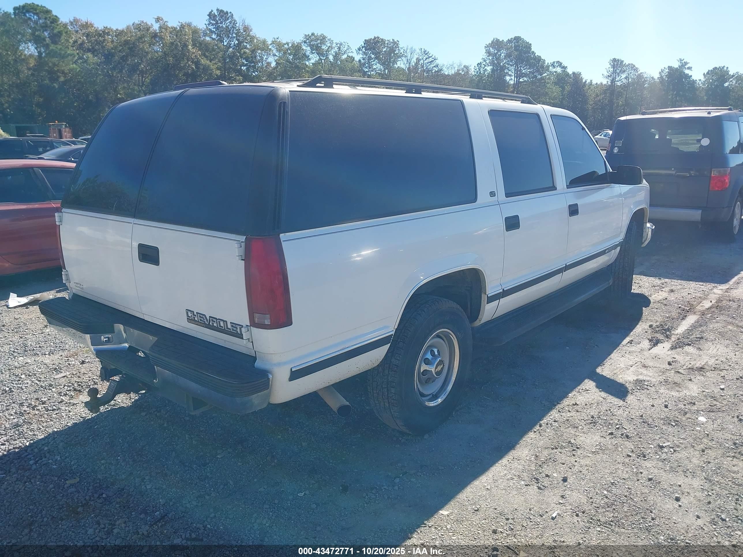 1998 Chevrolet Suburban 2500   Белый vin: 1GNGC26J2WJ302448
