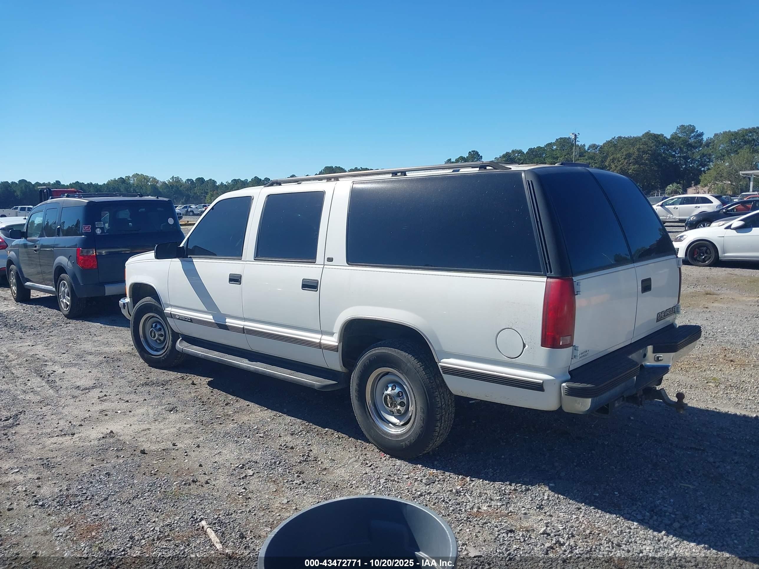 1998 Chevrolet Suburban 2500   Белый vin: 1GNGC26J2WJ302448