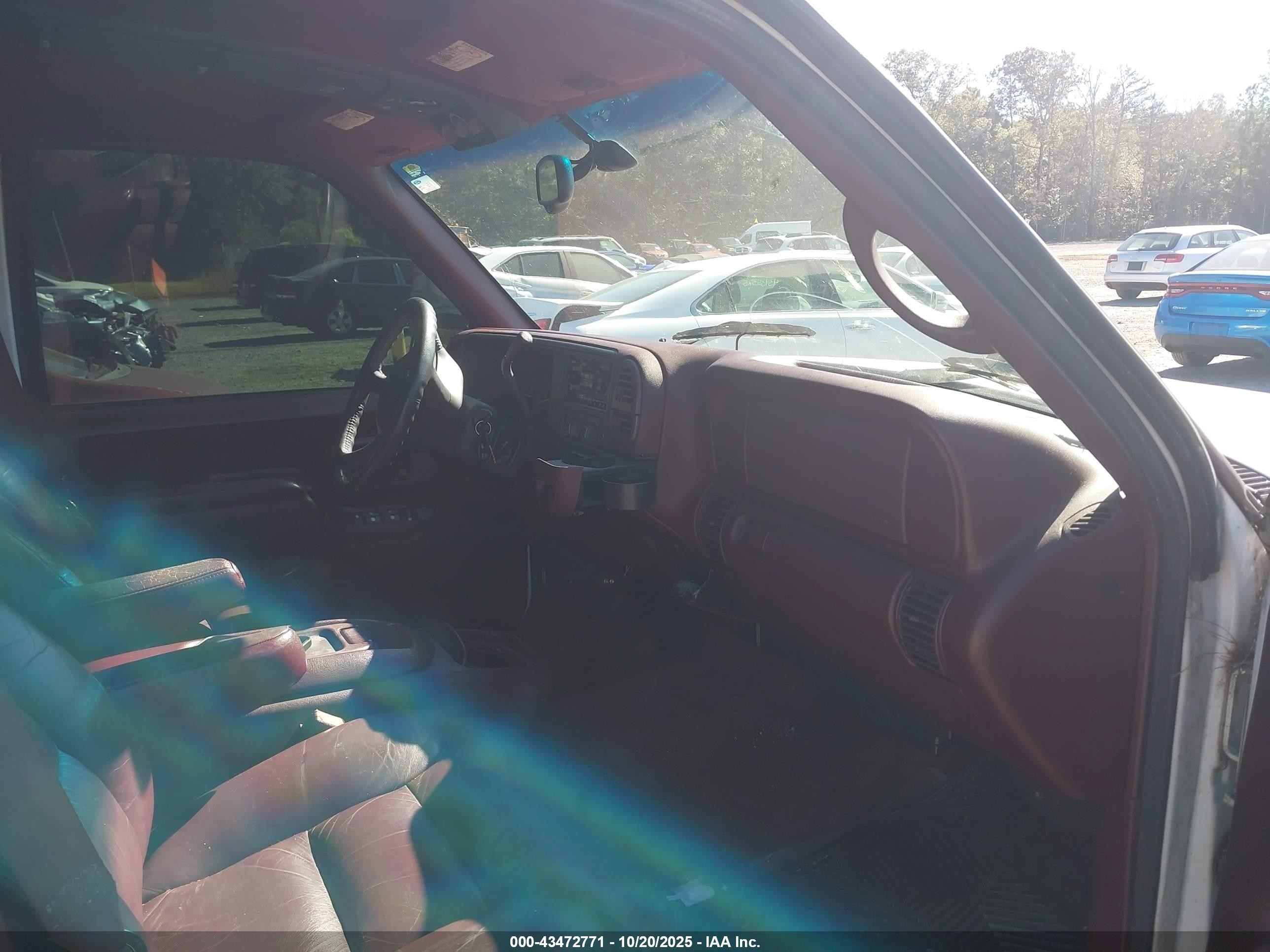 1998 Chevrolet Suburban 2500   Белый vin: 1GNGC26J2WJ302448