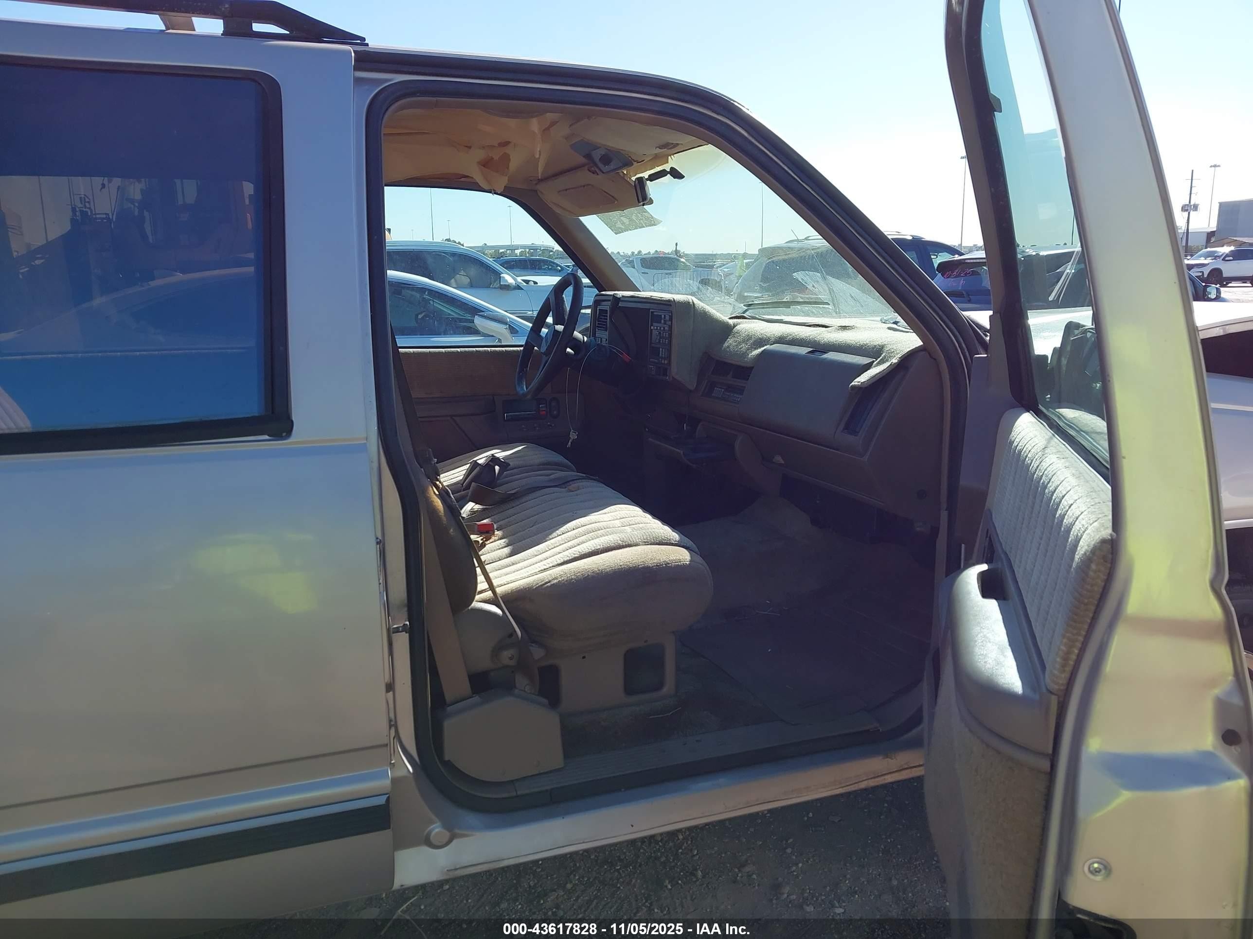 1993 Chevrolet Suburban C2500 Gold vin: 1GNGC26K5PJ358409