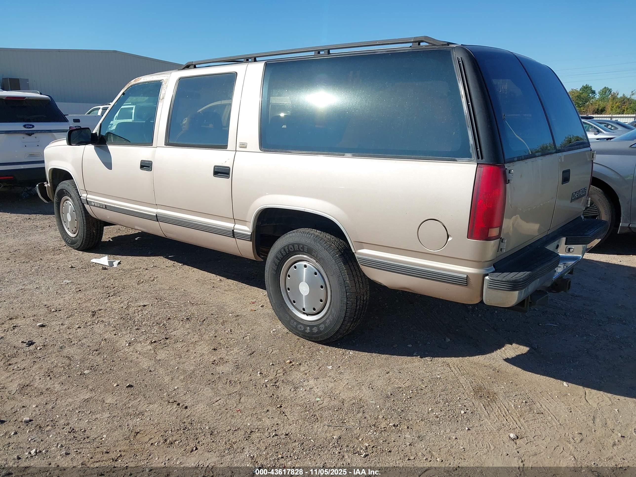 1993 Chevrolet Suburban C2500 Gold vin: 1GNGC26K5PJ358409