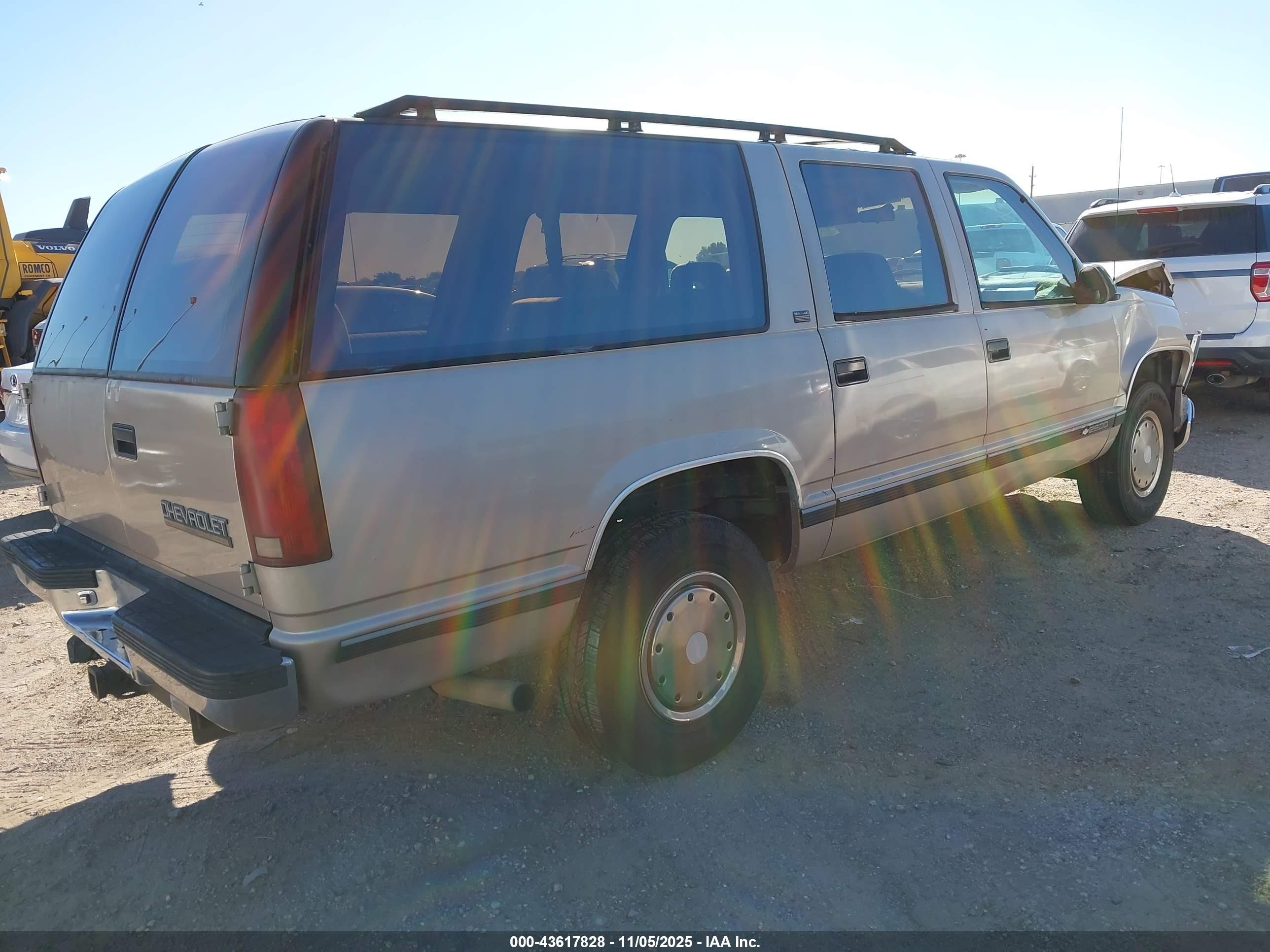 1993 Chevrolet Suburban C2500 Gold vin: 1GNGC26K5PJ358409