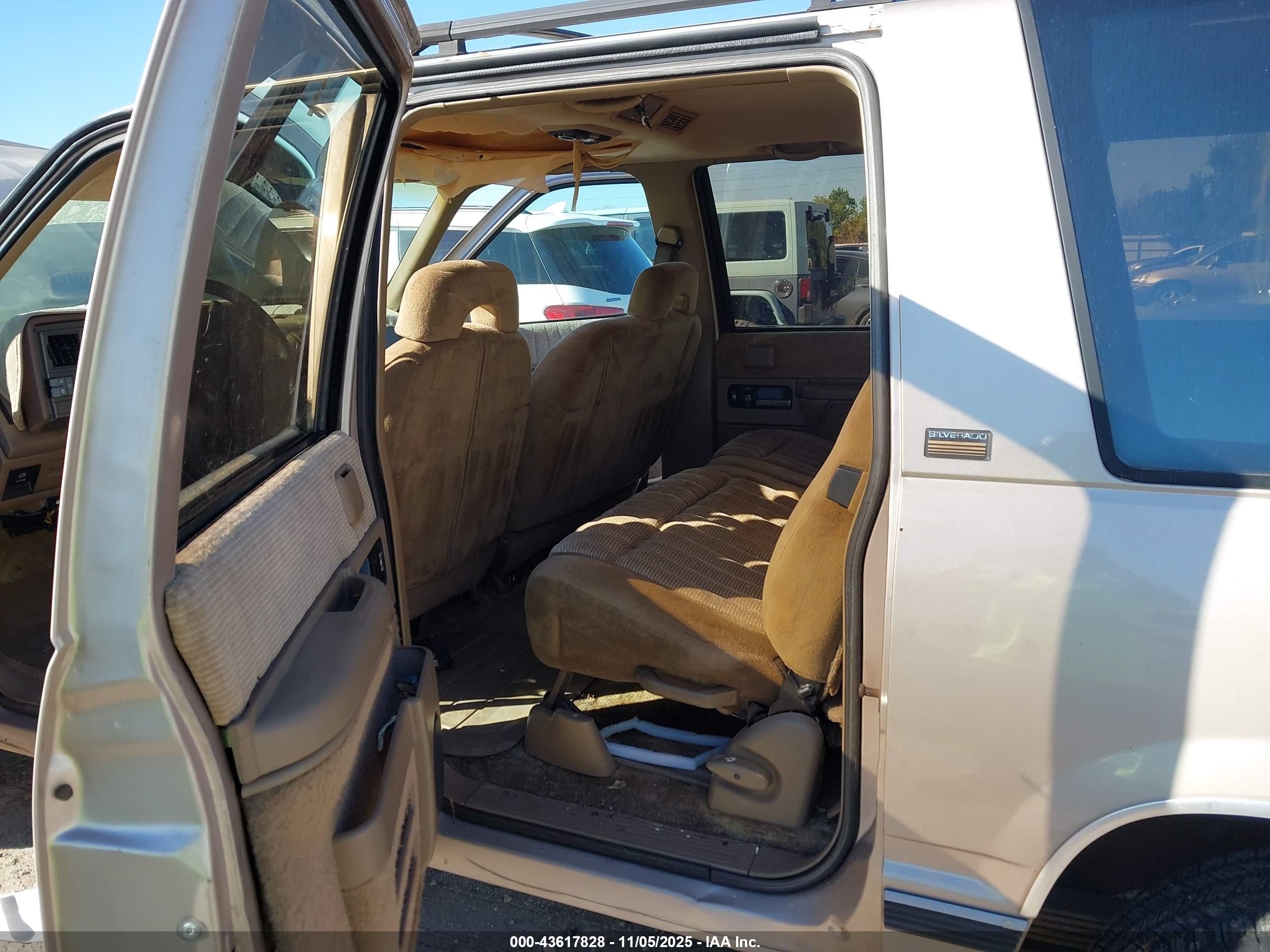 1993 Chevrolet Suburban C2500 Gold vin: 1GNGC26K5PJ358409