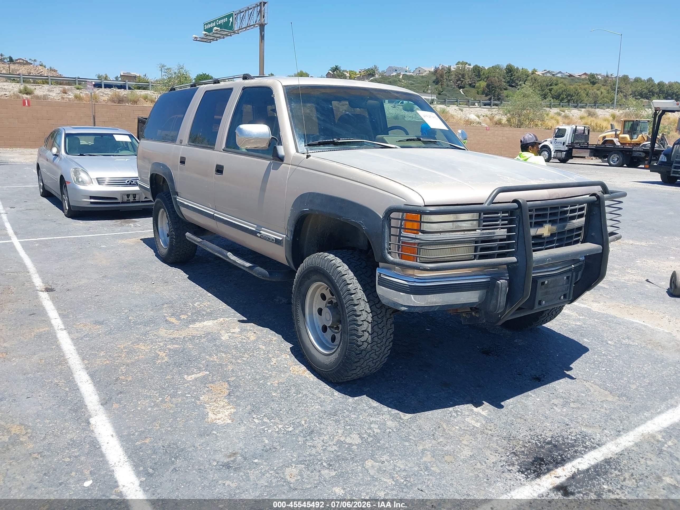 1993 Chevrolet Suburban C2500 Бежевый vin: 1GNGC26N8PJ301258
