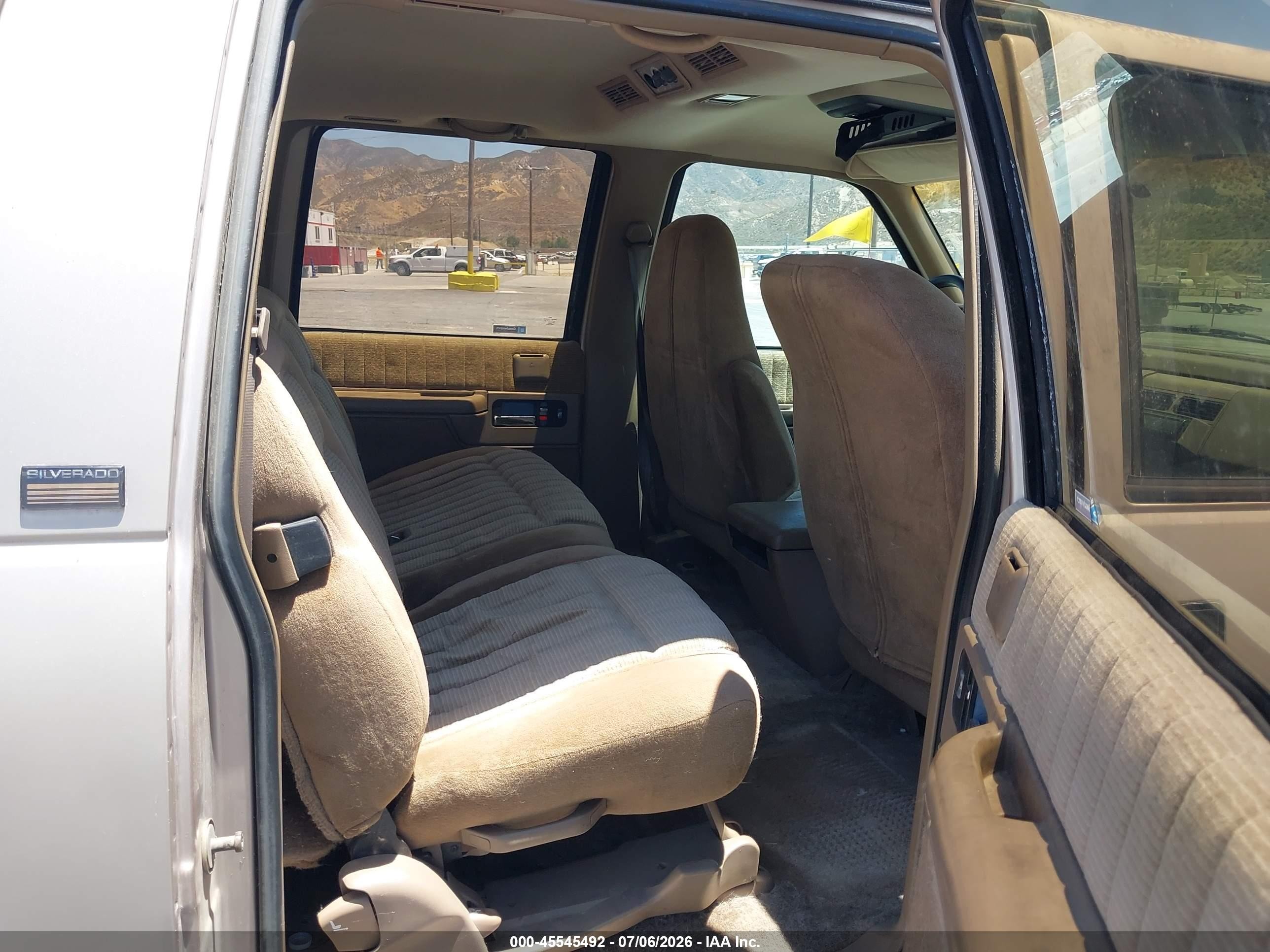 1993 Chevrolet Suburban C2500 Beige vin: 1GNGC26N8PJ301258