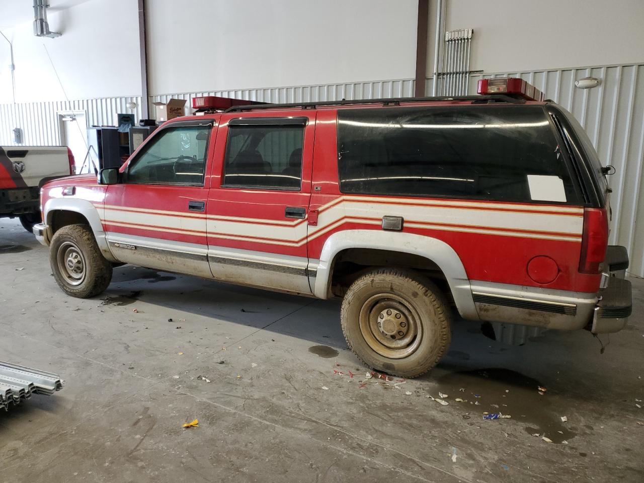 1995 Chevrolet Suburban K2500 Red vin: 1GNGK26K4SJ337384