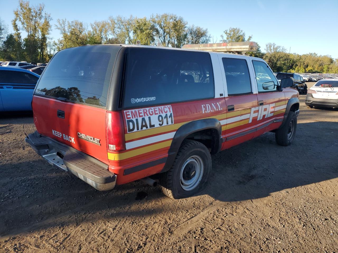 1993 Chevrolet Suburban K2500 Red vin: 1GNGK26KXPJ408501