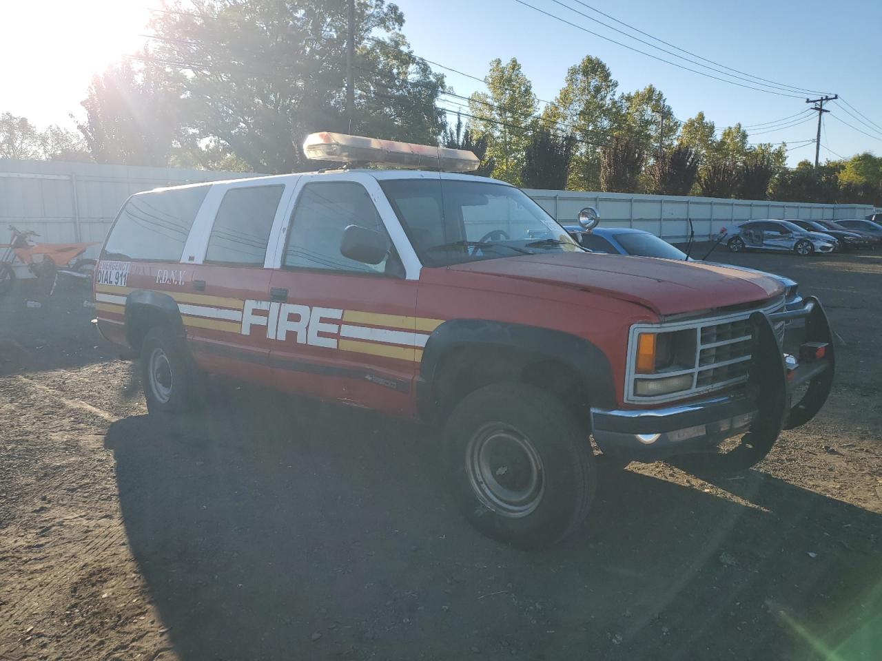1993 Chevrolet Suburban K2500 Red vin: 1GNGK26KXPJ408501