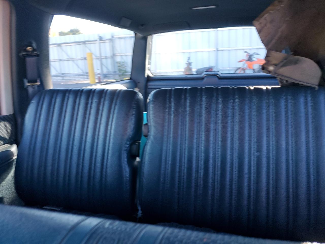 1993 Chevrolet Suburban K2500 Red vin: 1GNGK26KXPJ408501