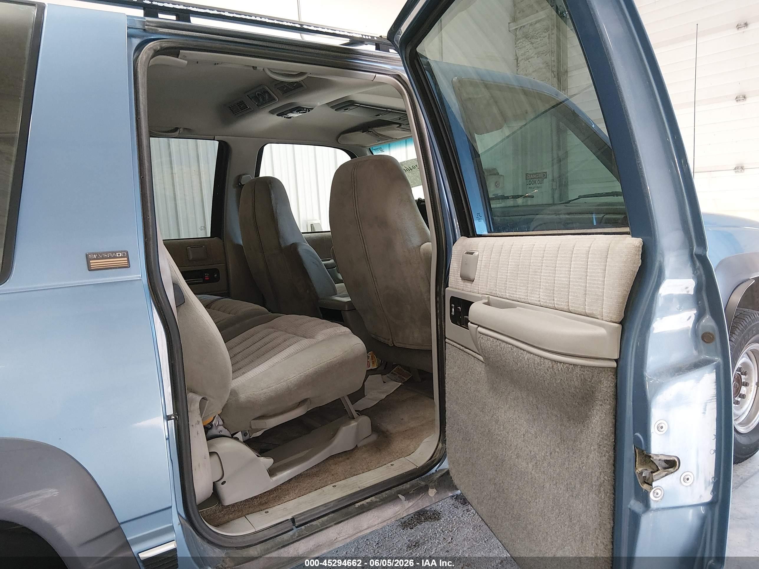 1994 Chevrolet Suburban K2500 Blue vin: 1GNGK26N7RJ372540