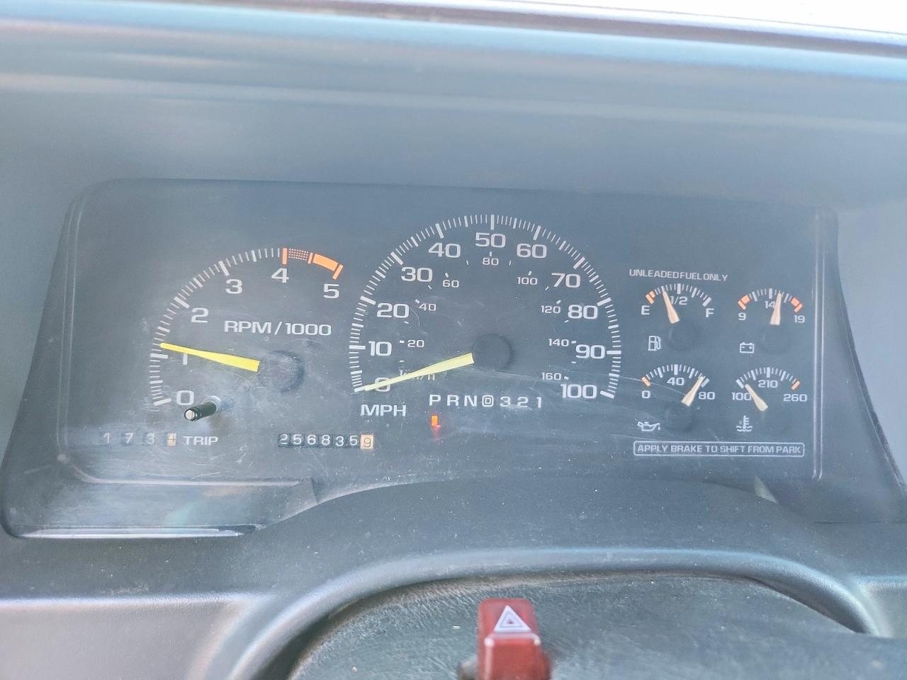 1995 Chevrolet Suburban K2500 White vin: 1GNGK26NXSJ312550