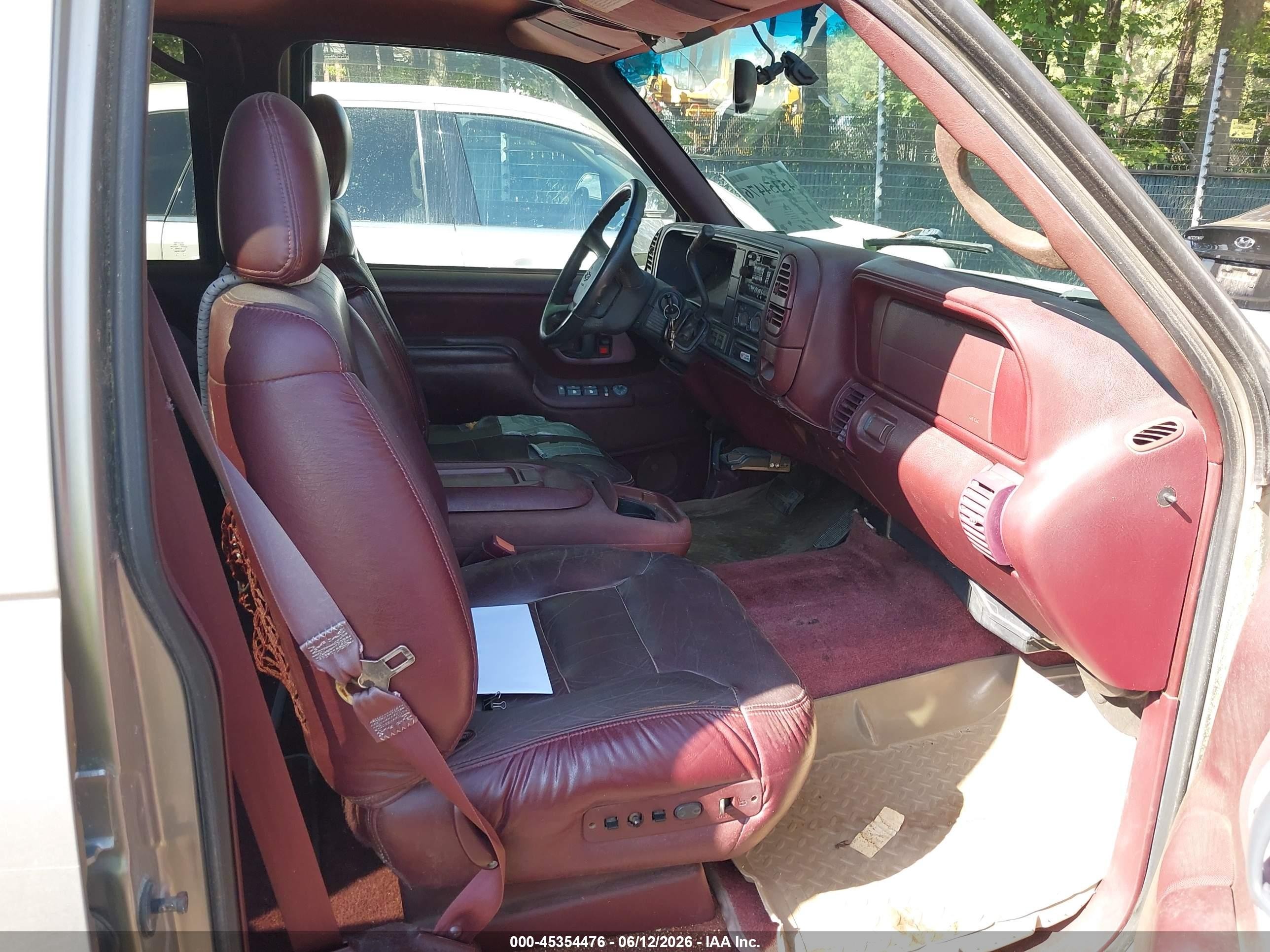 1999 Chevrolet Suburban 2500   Серебряный vin: 1GNGK26R2XJ470343