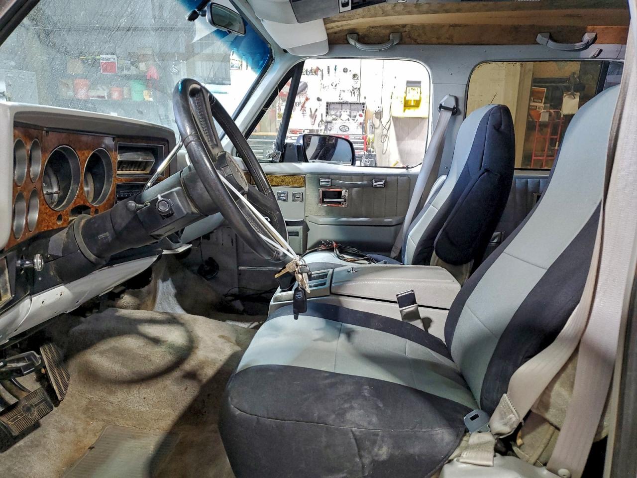 1991 Chevrolet Suburban R2500 White vin: 1GNGR26N4MF115424