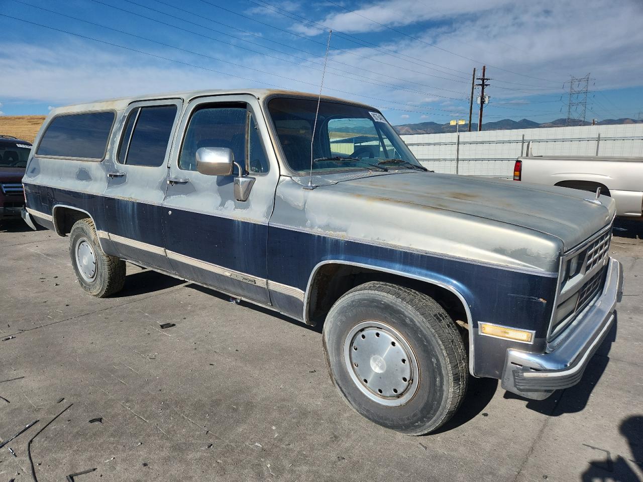 1989 Chevrolet Suburban R2500 Blue vin: 1GNGR26N7KF183553