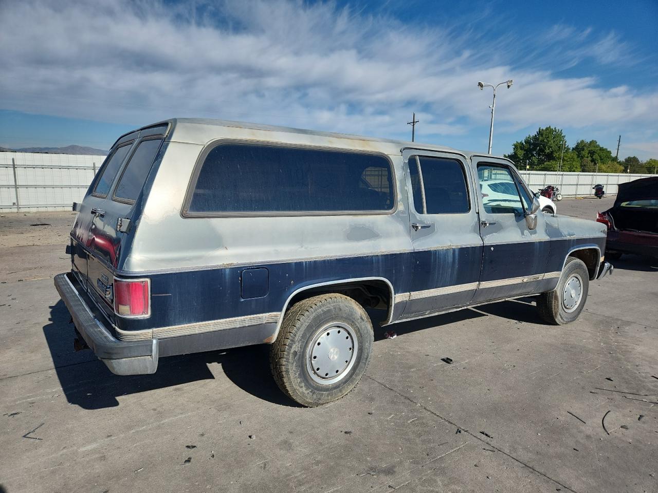 1989 Chevrolet Suburban R2500 Blue vin: 1GNGR26N7KF183553