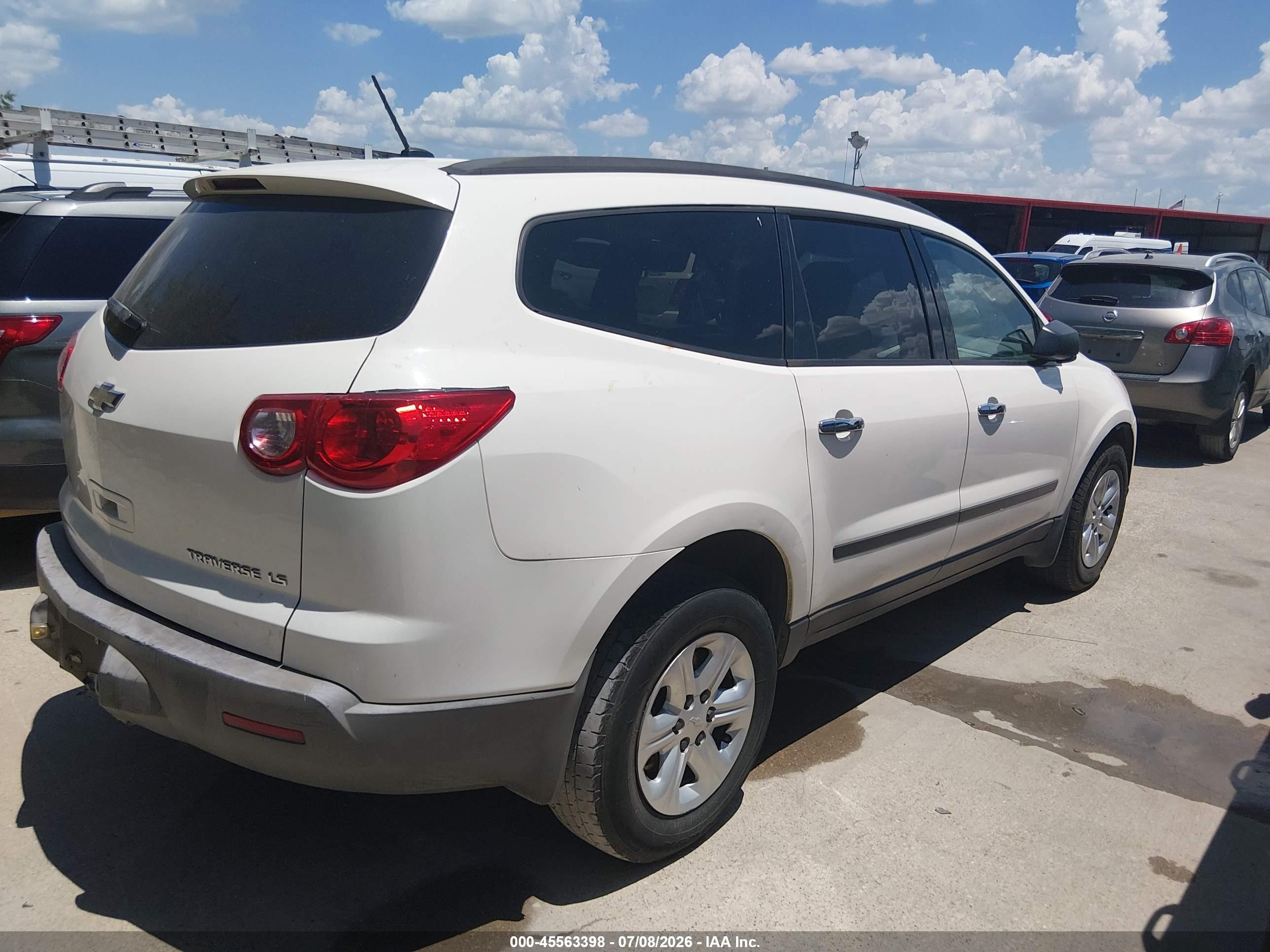 2011 Chevrolet Traverse Ls White vin: 1GNKREED0BJ334301