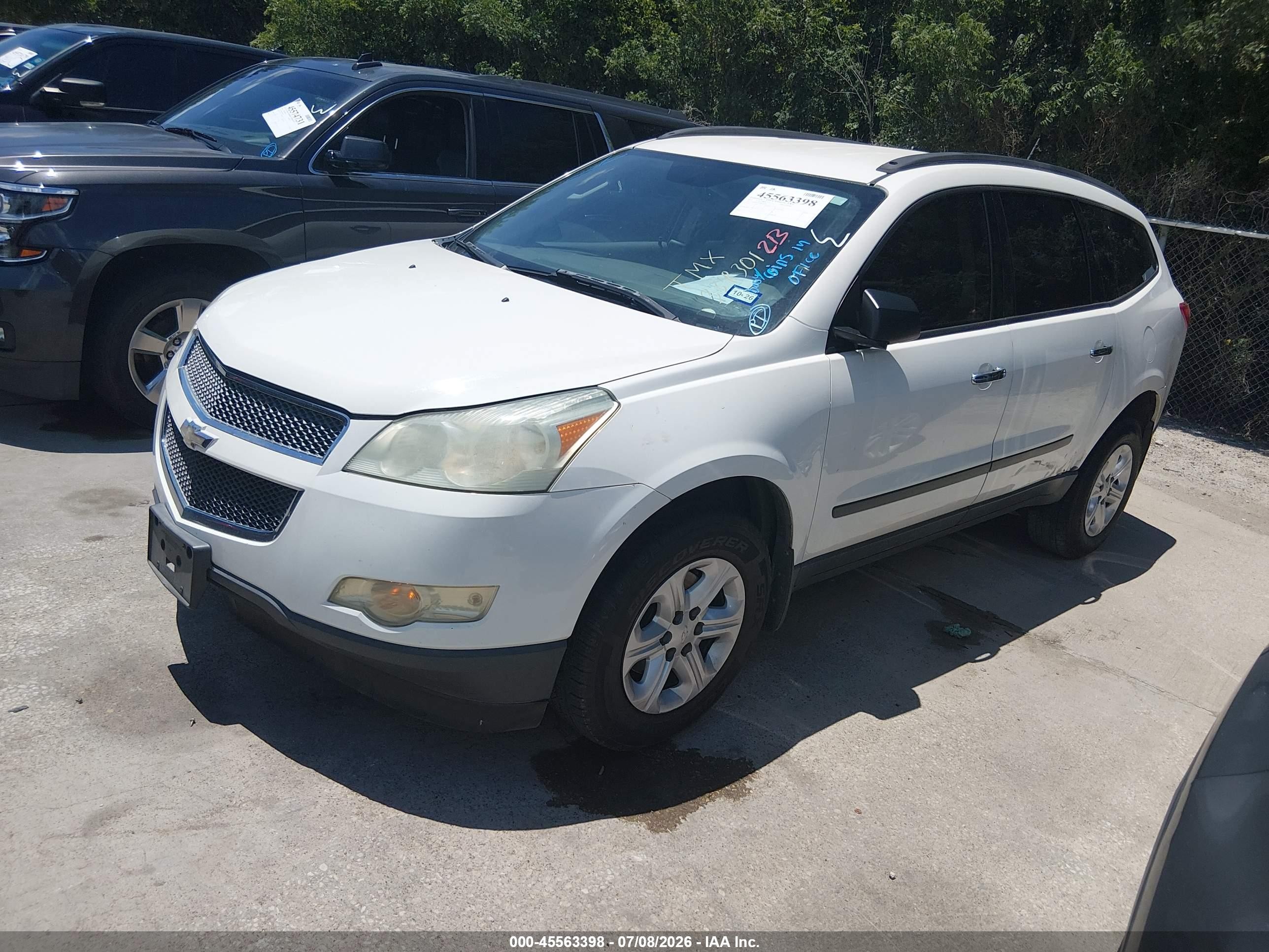 2011 Chevrolet Traverse Ls White vin: 1GNKREED0BJ334301