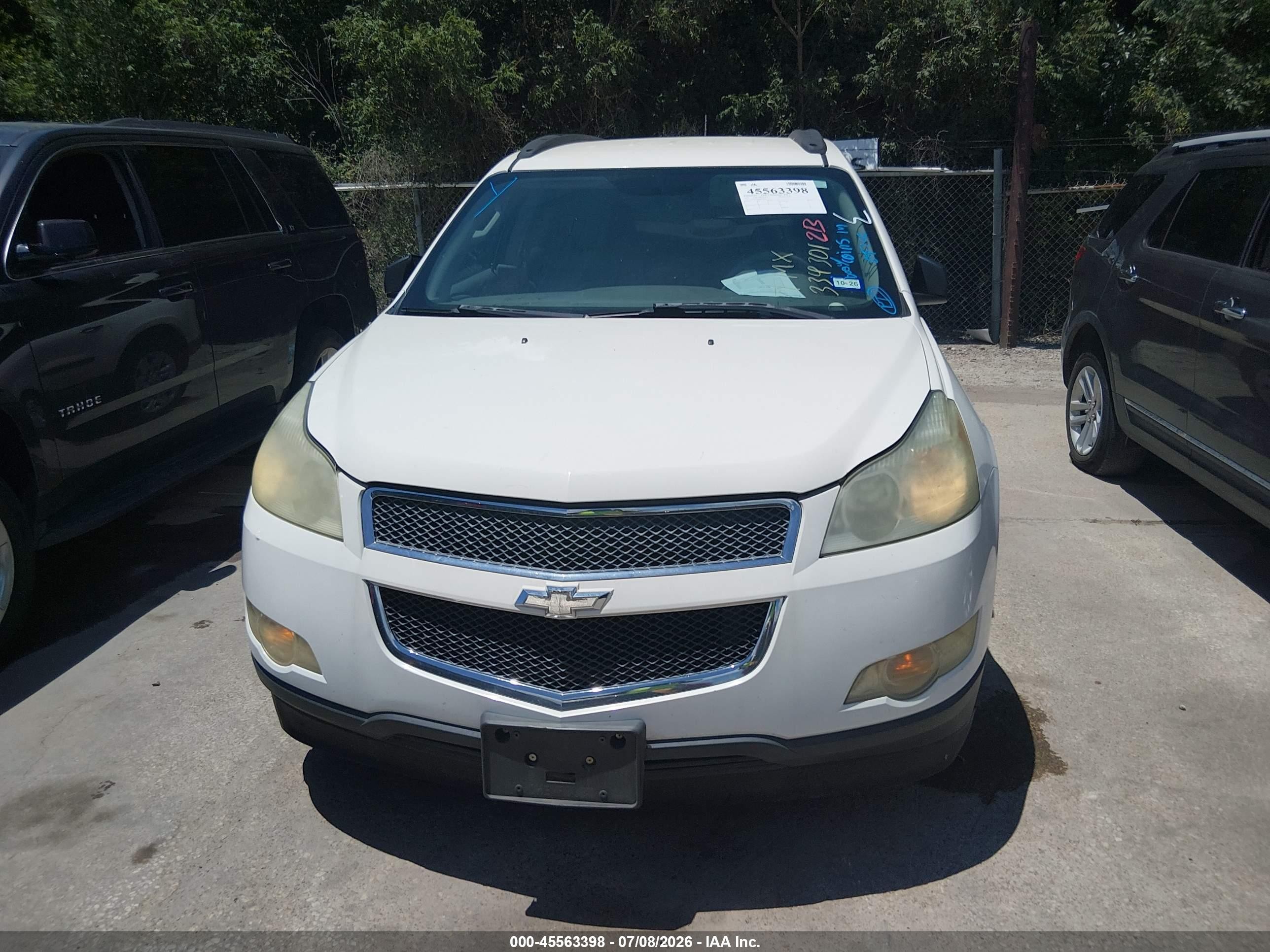 2011 Chevrolet Traverse Ls White vin: 1GNKREED0BJ334301