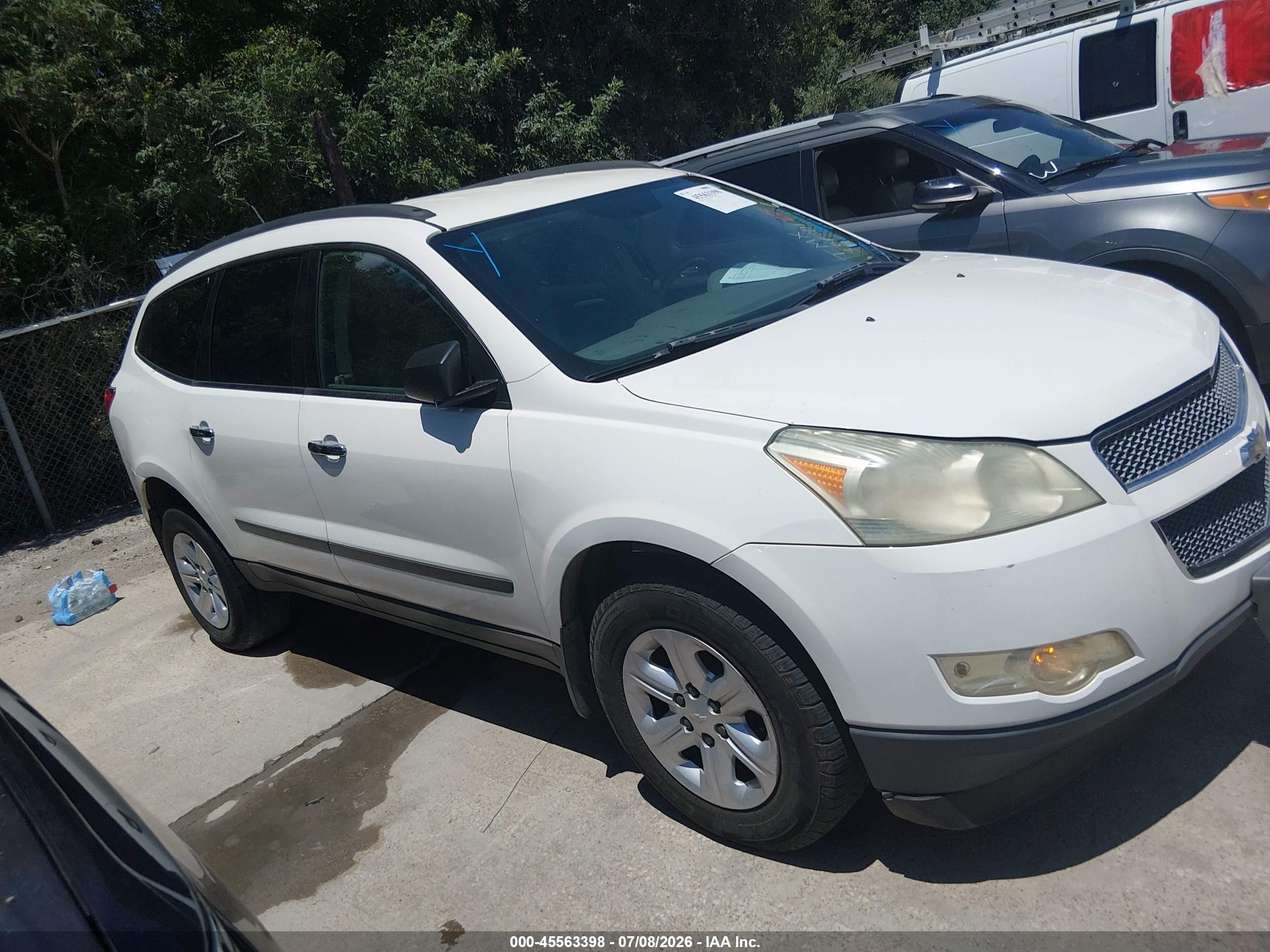 2011 Chevrolet Traverse Ls White vin: 1GNKREED0BJ334301