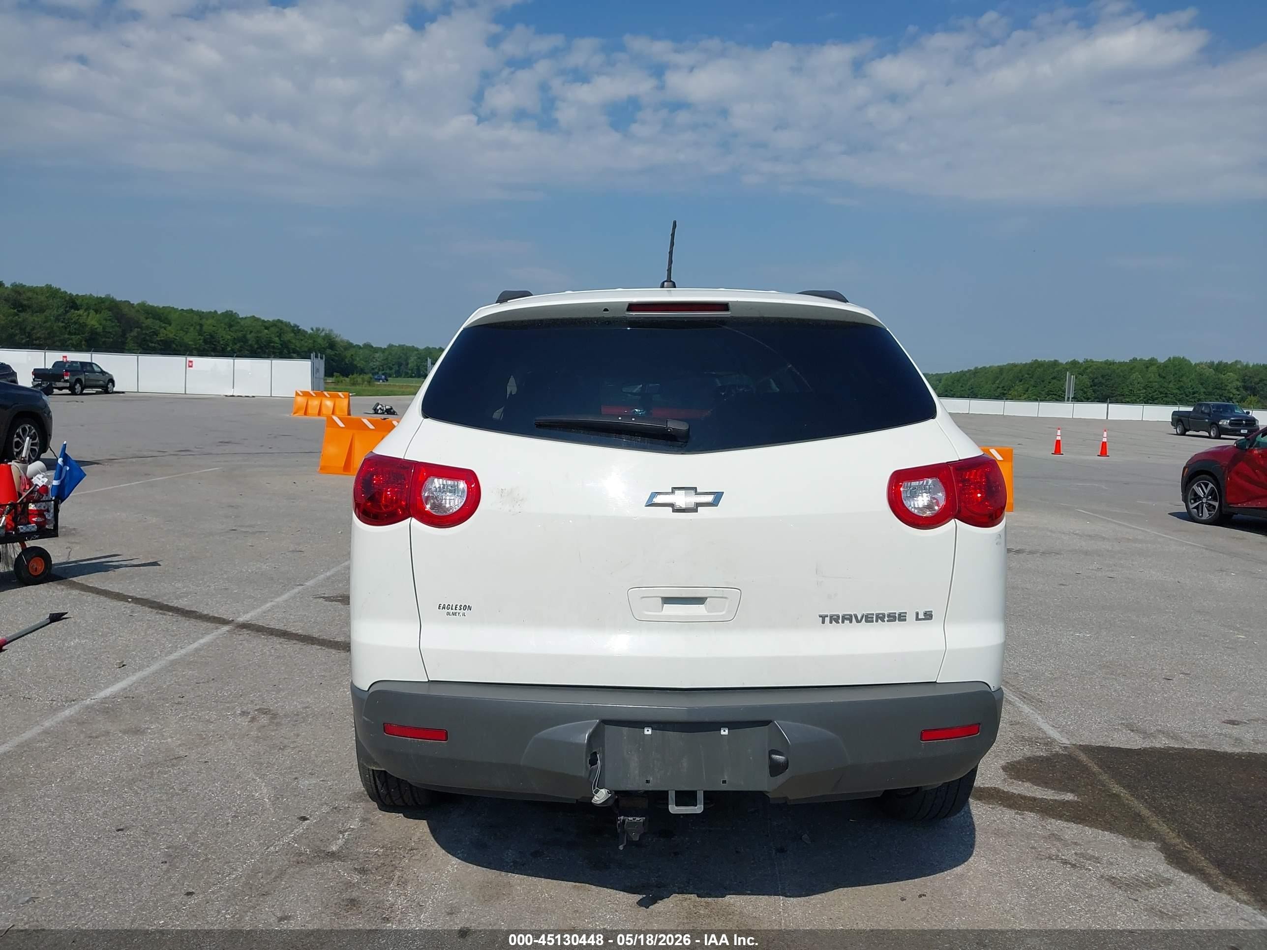 2012 Chevrolet Traverse Ls White vin: 1GNKREED2CJ366717