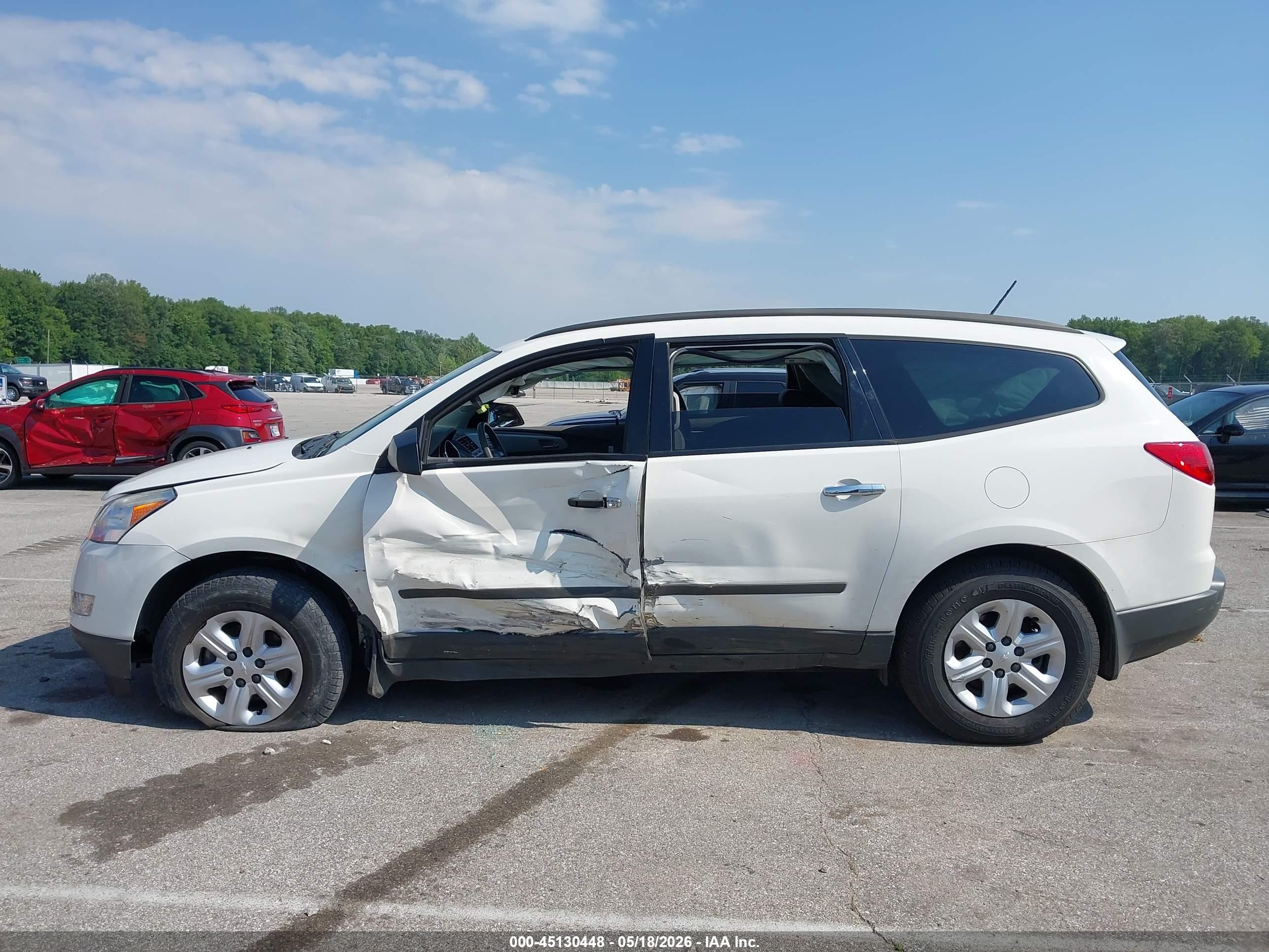2012 Chevrolet Traverse Ls White vin: 1GNKREED2CJ366717