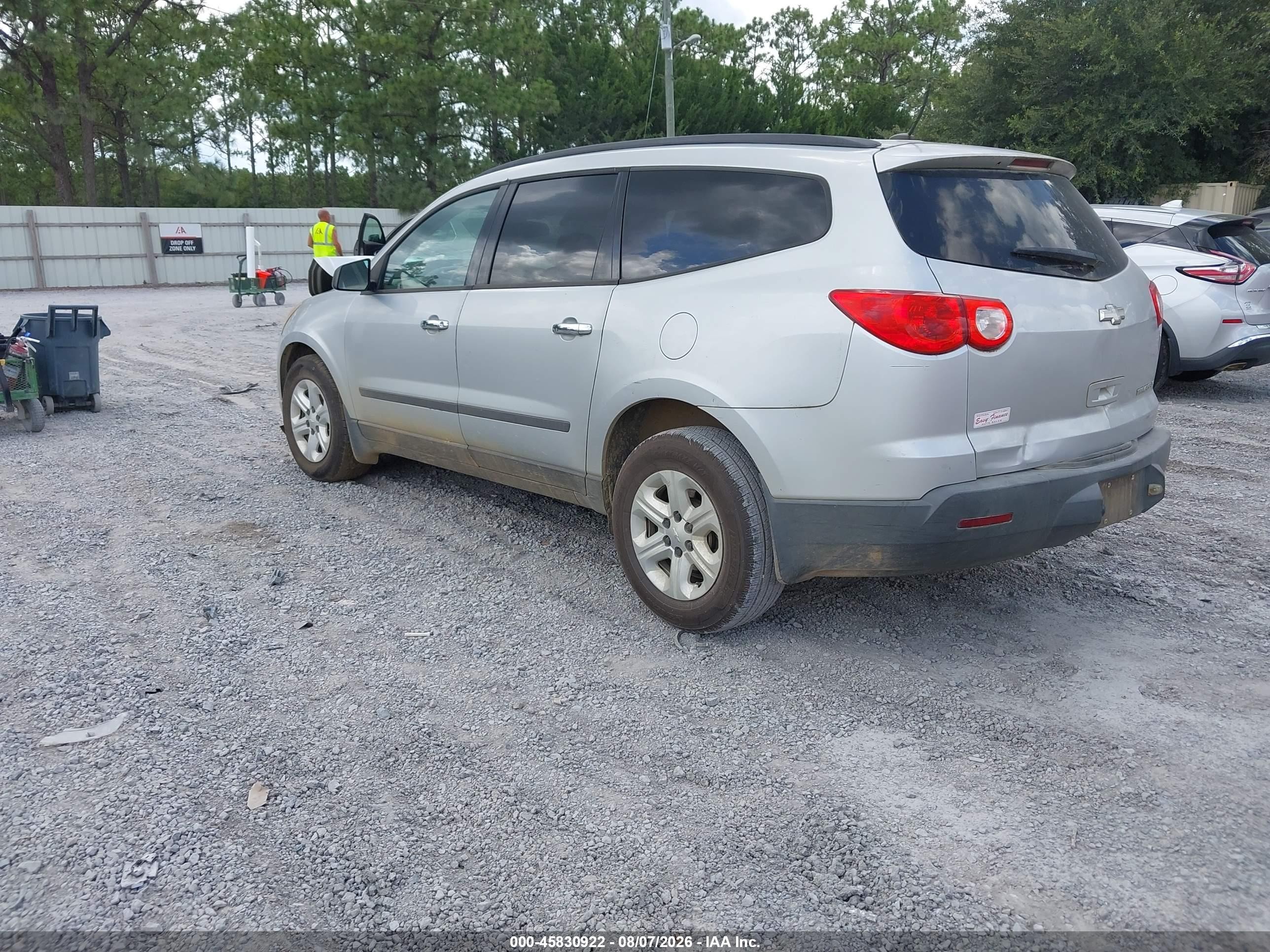 2011 Chevrolet Traverse Ls Silver vin: 1GNKREED3BJ130320