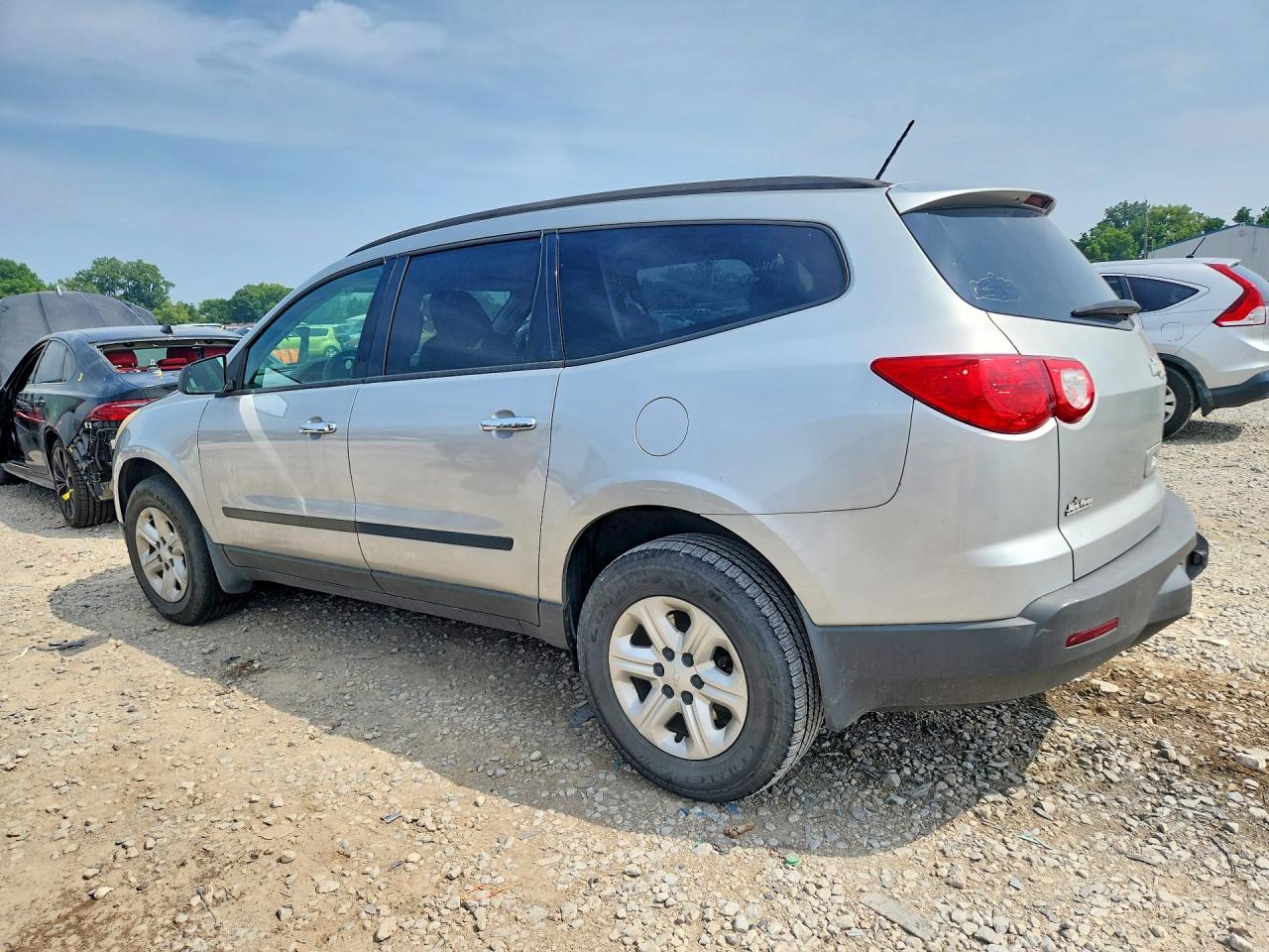 2011 Chevrolet Traverse Ls Silver vin: 1GNKREED4BJ145179