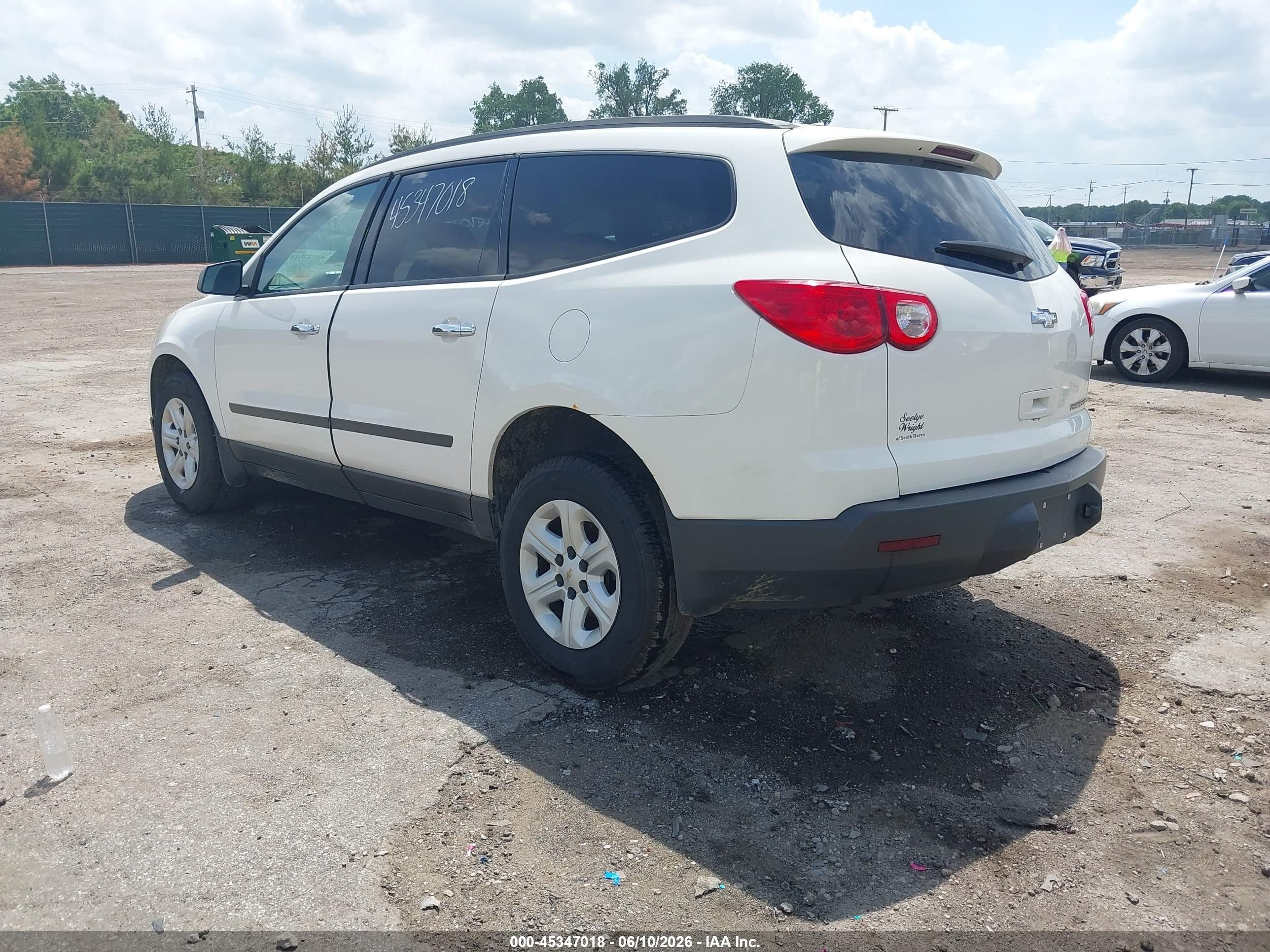 2011 Chevrolet Traverse Ls White vin: 1GNKREED8BJ199231