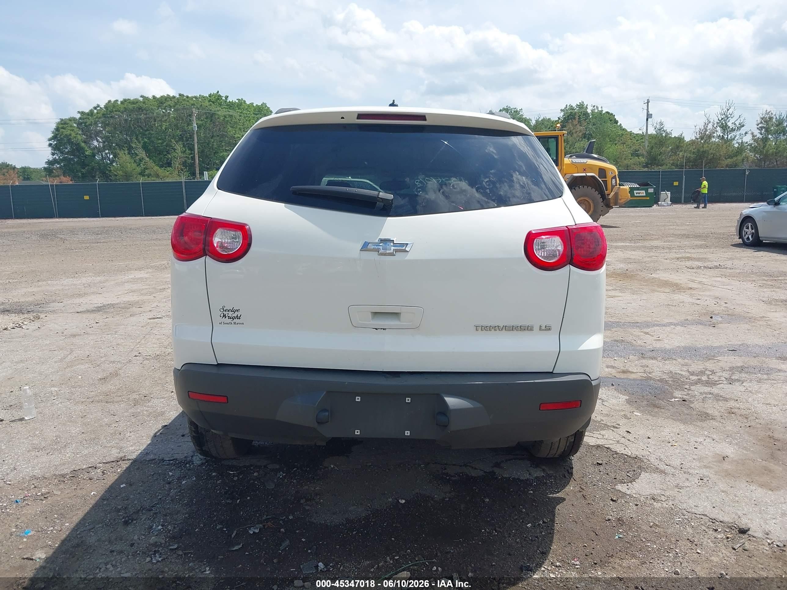 2011 Chevrolet Traverse Ls White vin: 1GNKREED8BJ199231
