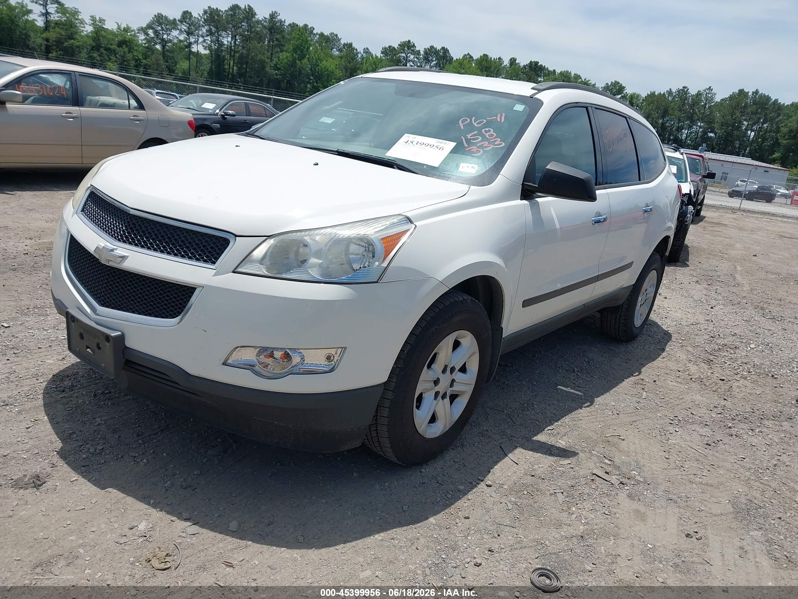 2011 Chevrolet Traverse Ls White vin: 1GNKREED9BJ158333