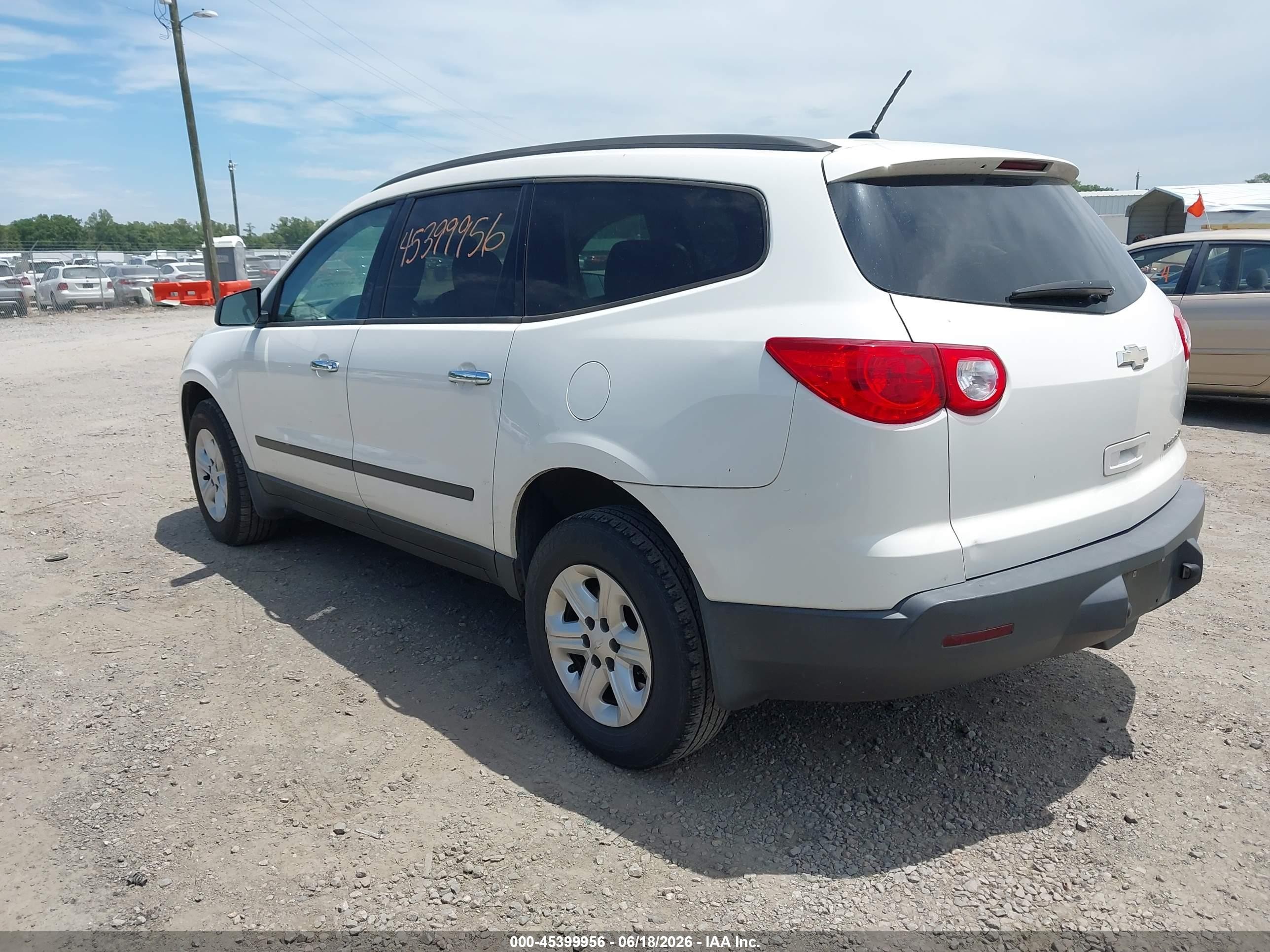 2011 Chevrolet Traverse Ls White vin: 1GNKREED9BJ158333