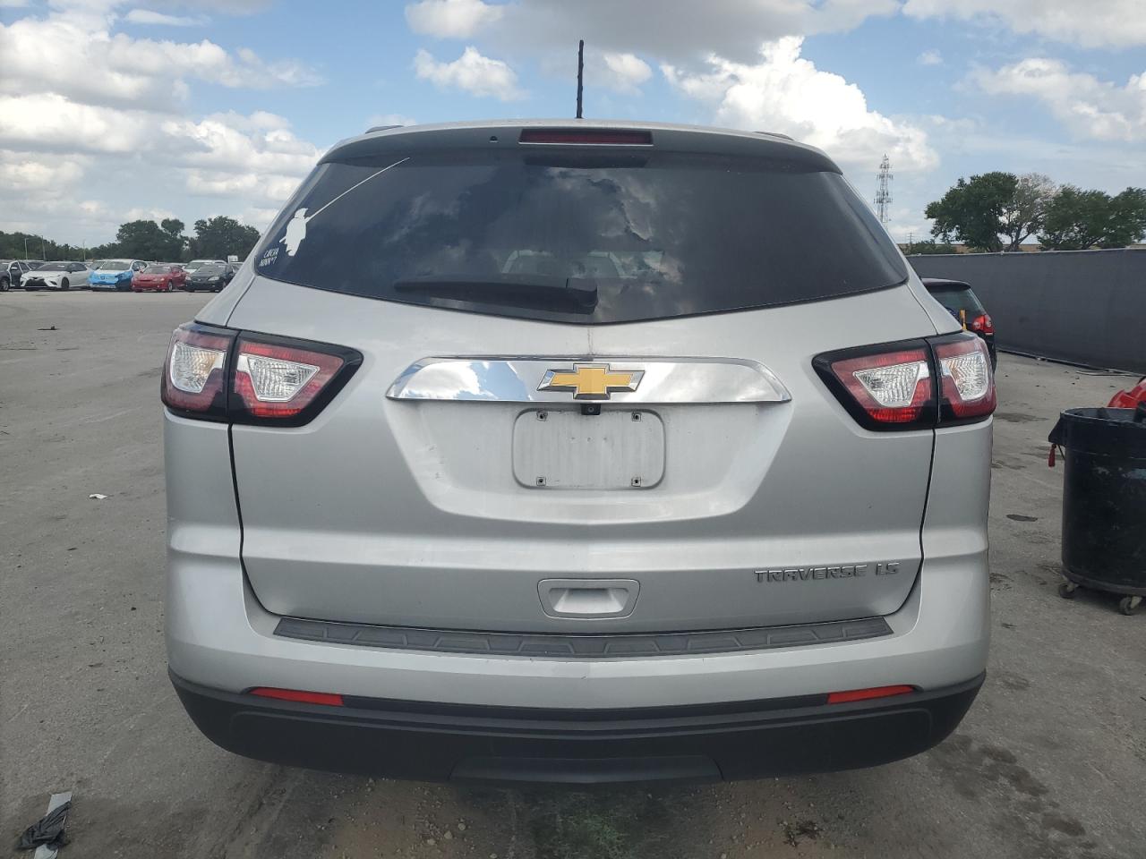 2015 Chevrolet Traverse Ls Silver vin: 1GNKRFED0FJ174271