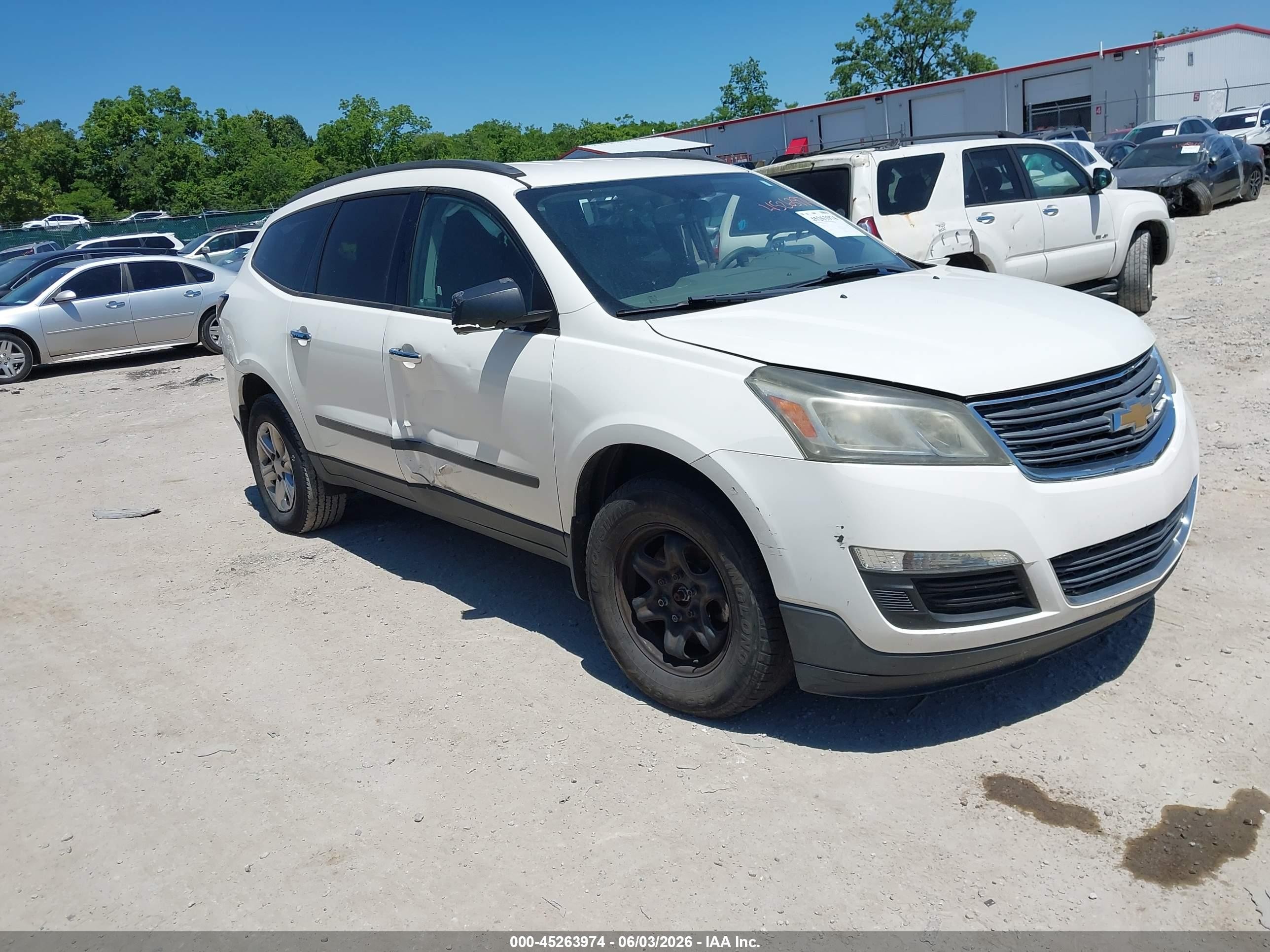 2015 Chevrolet Traverse Ls White vin: 1GNKRFED0FJ194374