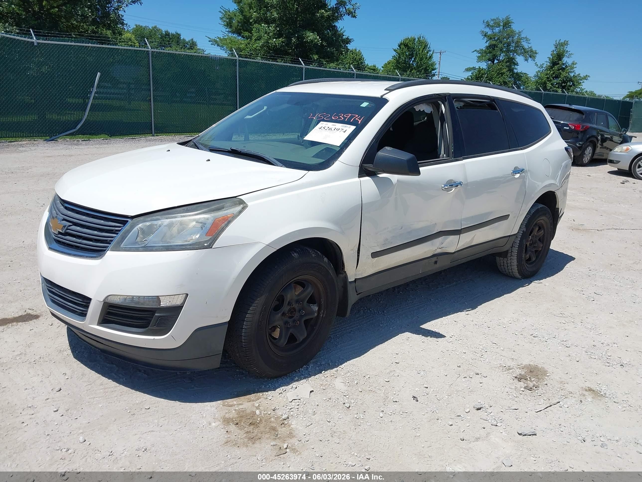 2015 Chevrolet Traverse Ls White vin: 1GNKRFED0FJ194374