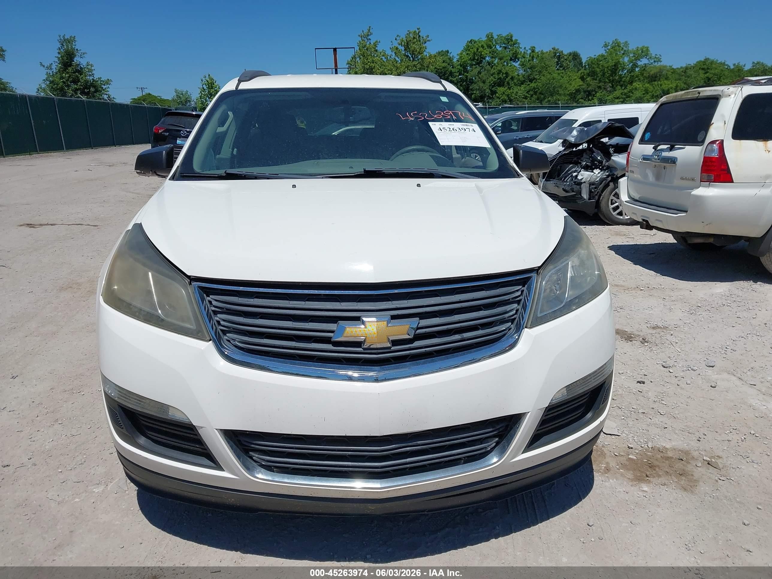 2015 Chevrolet Traverse Ls White vin: 1GNKRFED0FJ194374