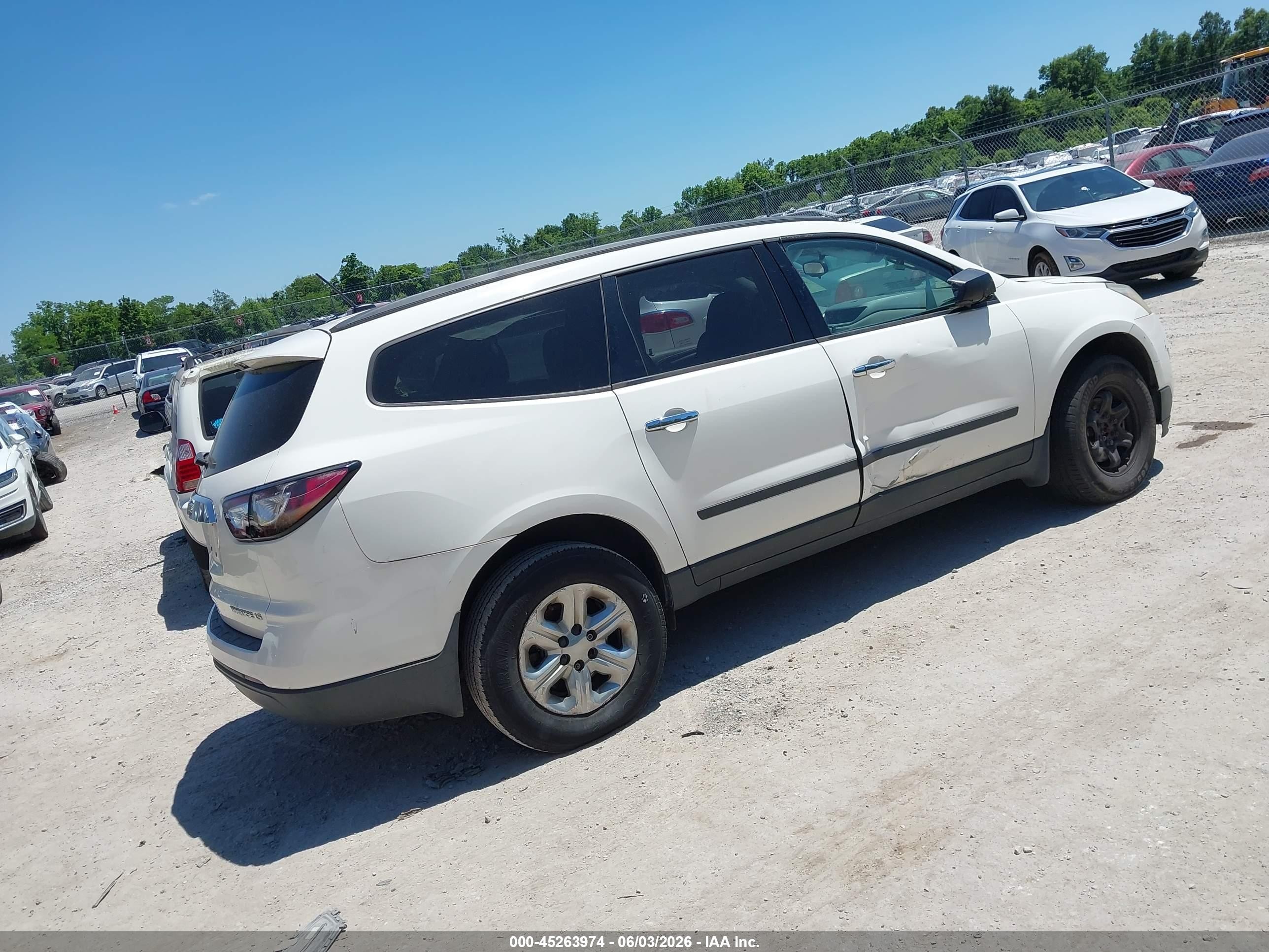 2015 Chevrolet Traverse Ls White vin: 1GNKRFED0FJ194374