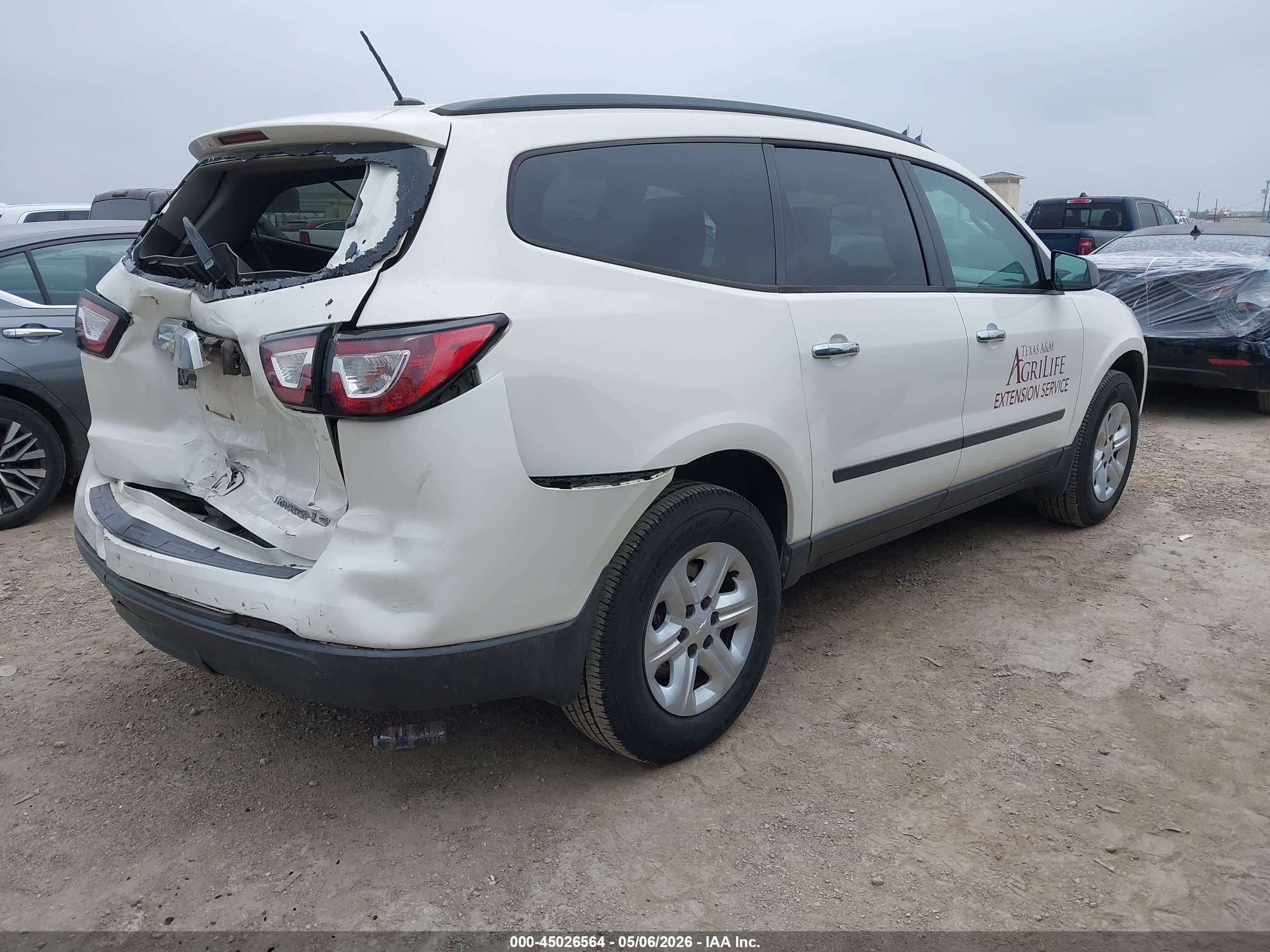 2015 Chevrolet Traverse Ls White vin: 1GNKRFED0FJ331569
